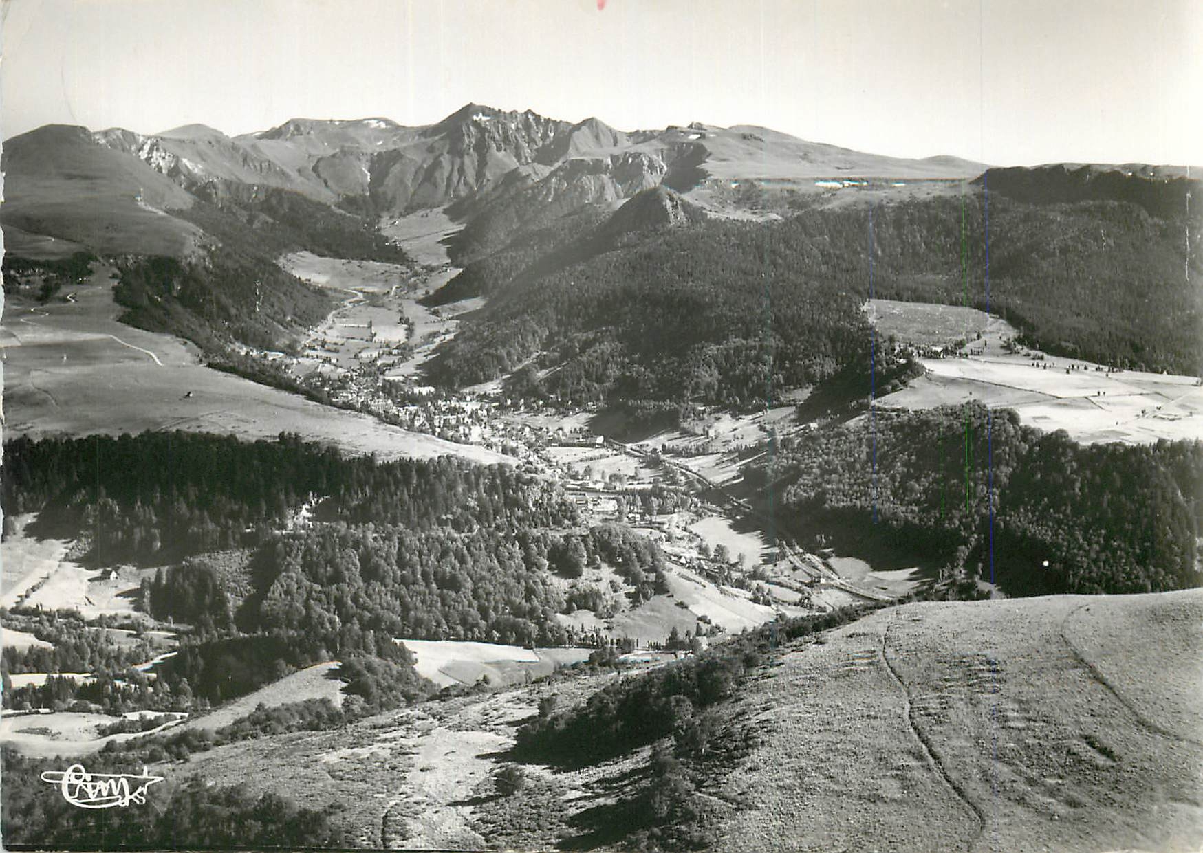 CPM Le Mont Dore (P de D) alt 1050 m Vue Generale aerienne pris de la Bannee d'Ordanche (1515 m)