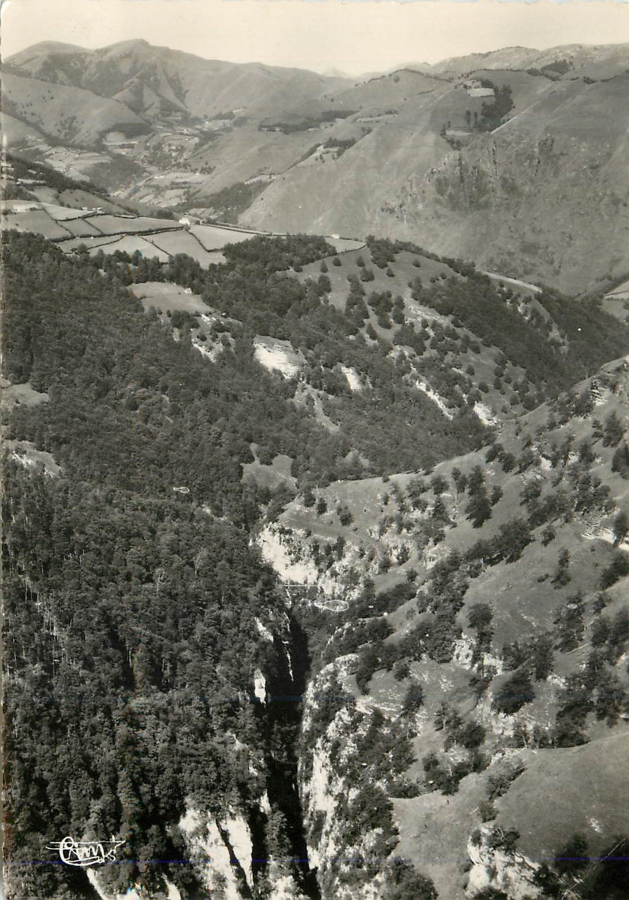 CPM Larrau (B Pyr) Alt 623 m vue aerienne sur les Crevasses d'Holcarte