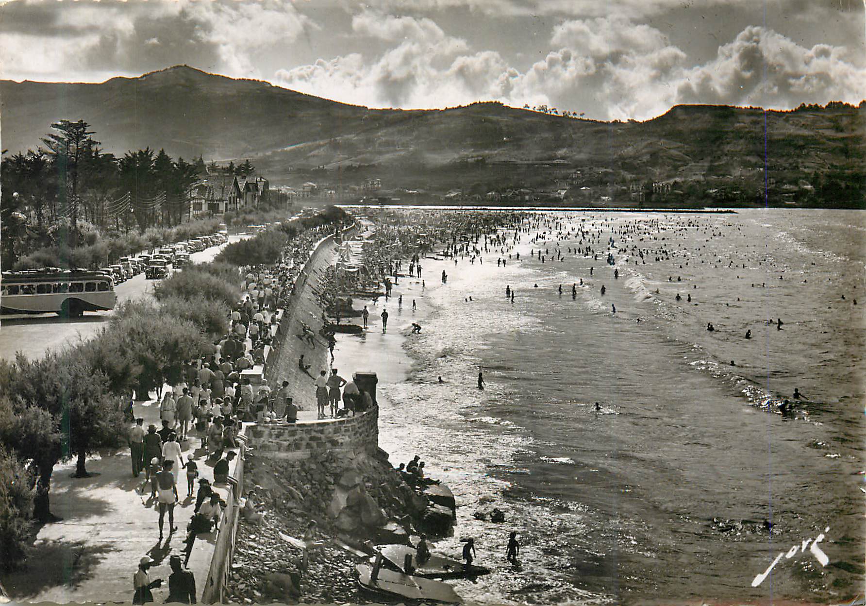 Après-midi sur la plage ; au loin, Fontarable — Éditions JOVÉ, Pau (B.P.) — N° 1772