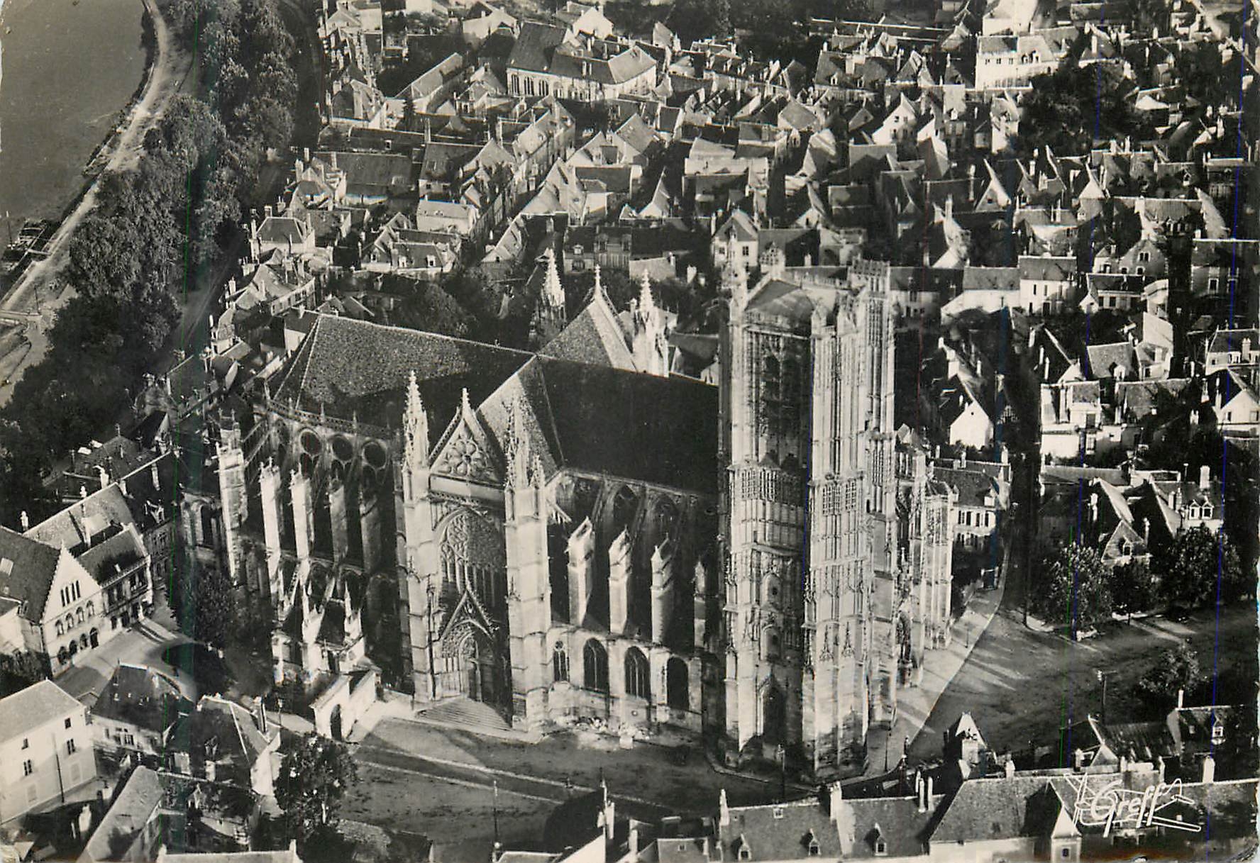 CPM Auxerre (Yonne) en Bourgogne Vue Aerienne La Cathedrale et les Bords de L'Yonne