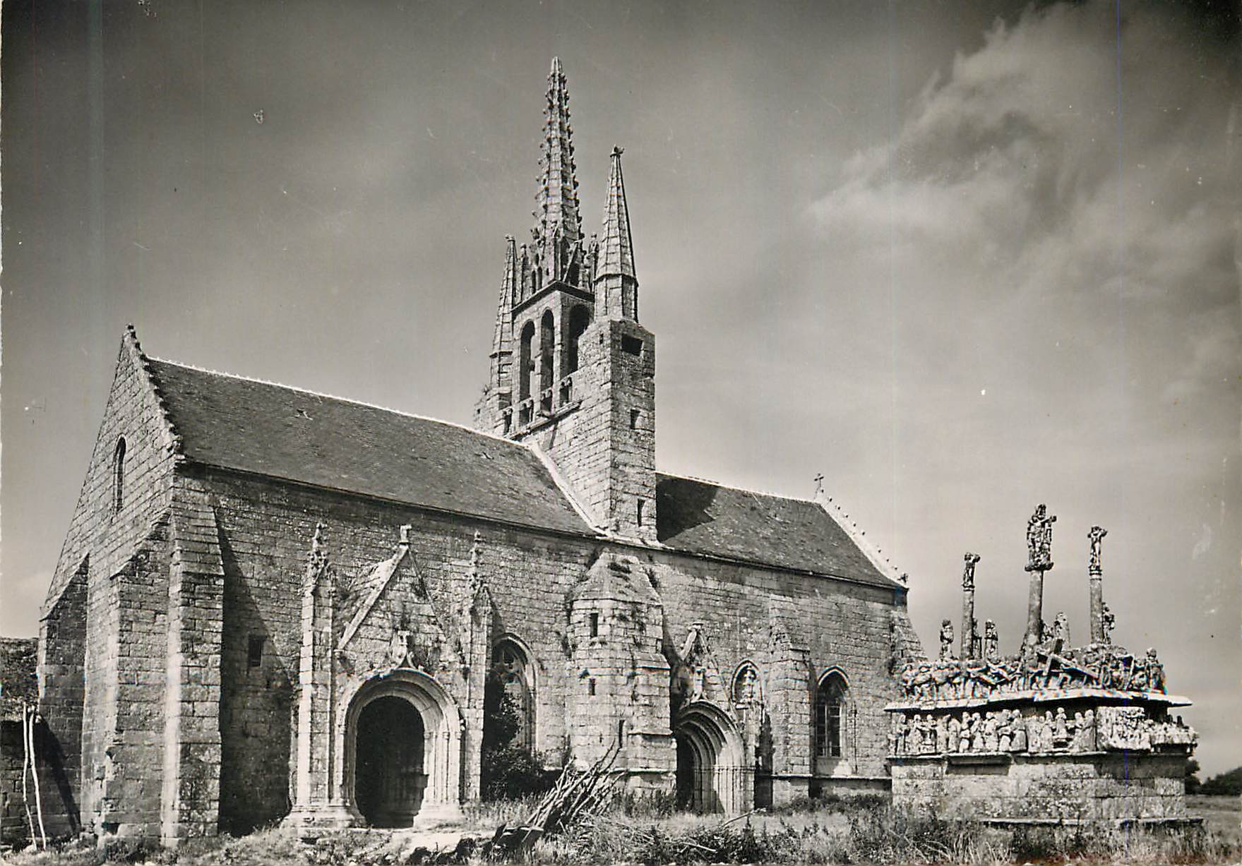 CPM Chapelle de N D de Tronoen (Finistere) et le Calvaire (XVe Siecle) Le Calvaire le Plus ancien de Bretagne
