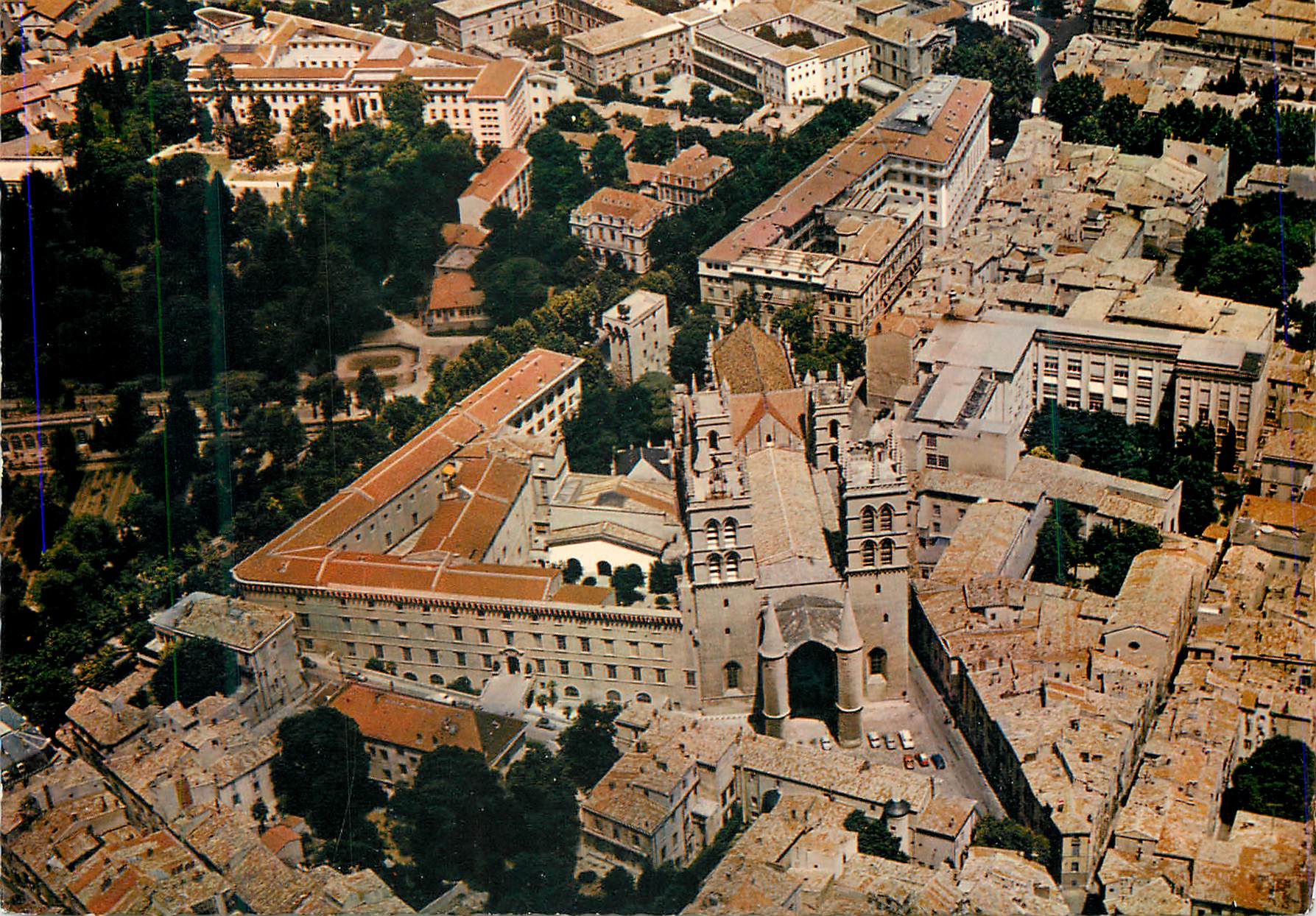CPM Montpellier (Herault) Vu du Ciel La Cathedrale Saint Pierre (XIVe S) et la Faculte de Medecine