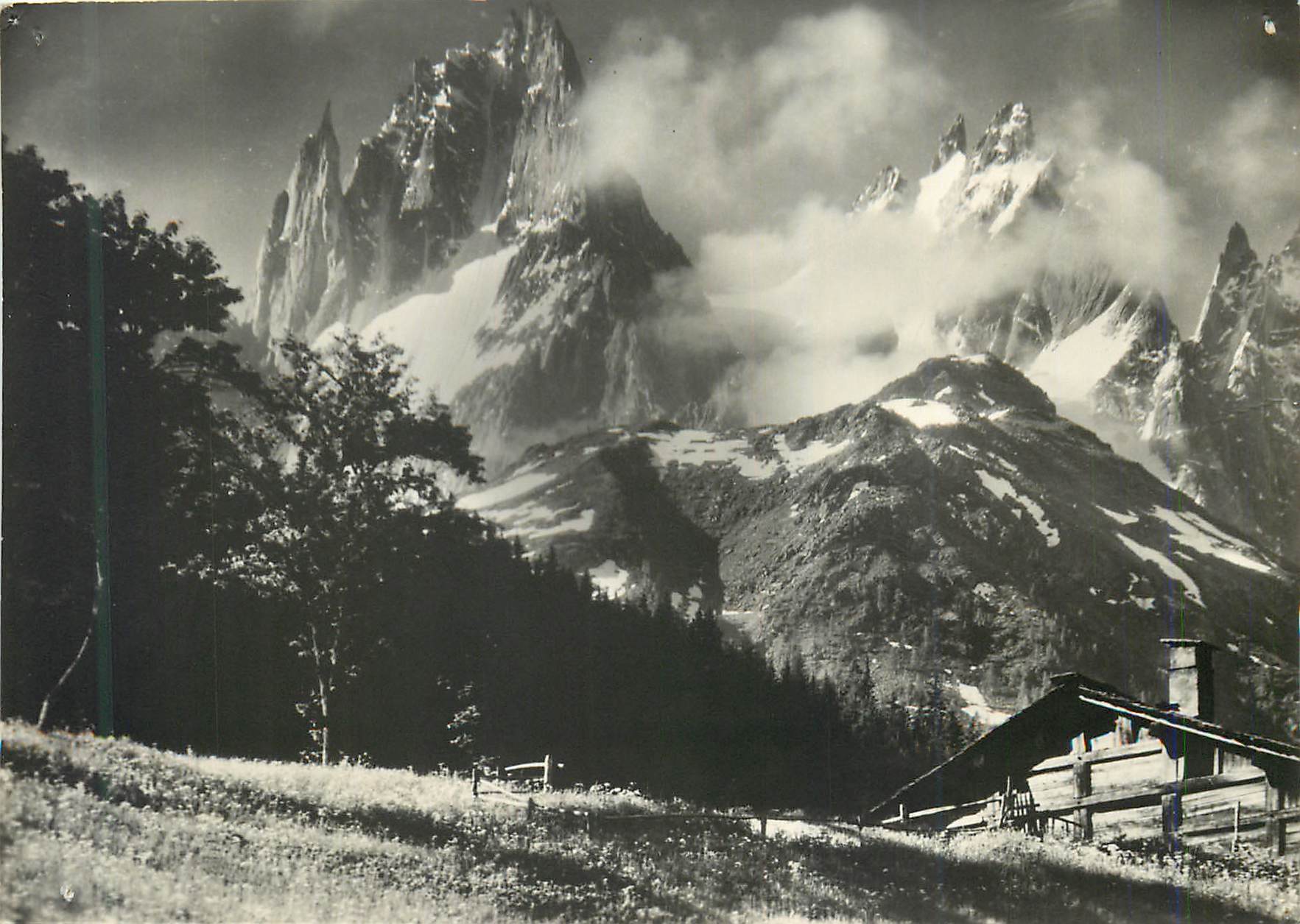 Aiguilles des Grands Charmoz — Les Alpes — P. Tairraz