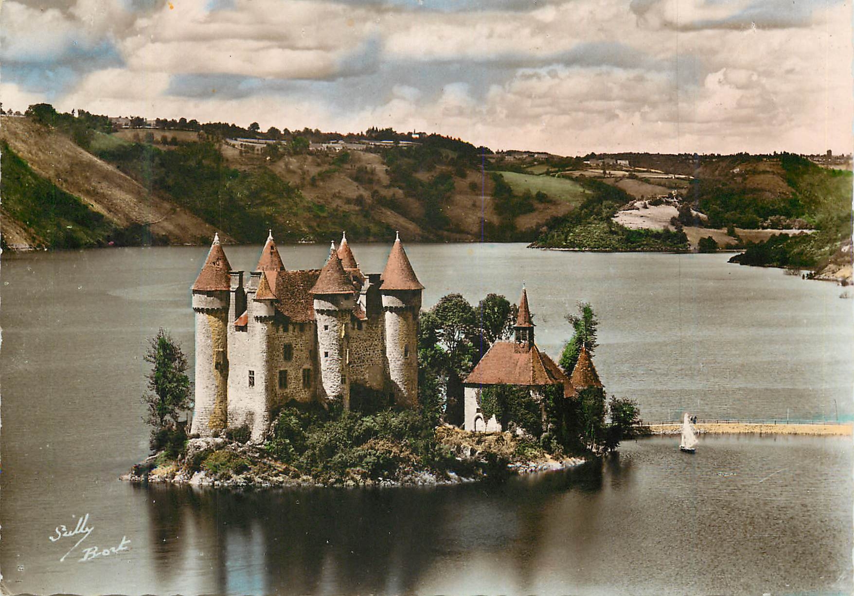 CPM Le Chateau de Val Commune de Lanobre (Cantal) Monument du XVe S