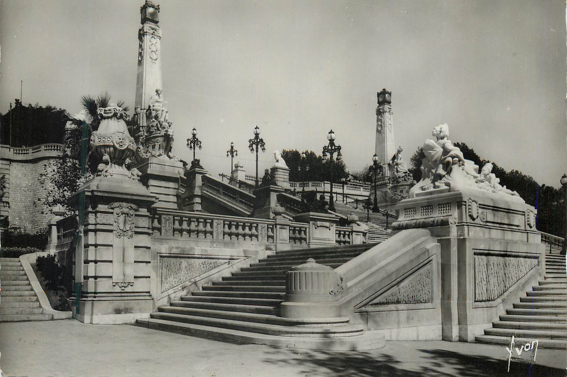 Marseille (B.-du-R.) — L'escalier monumental de la gare St-Charles — Éditions YVON