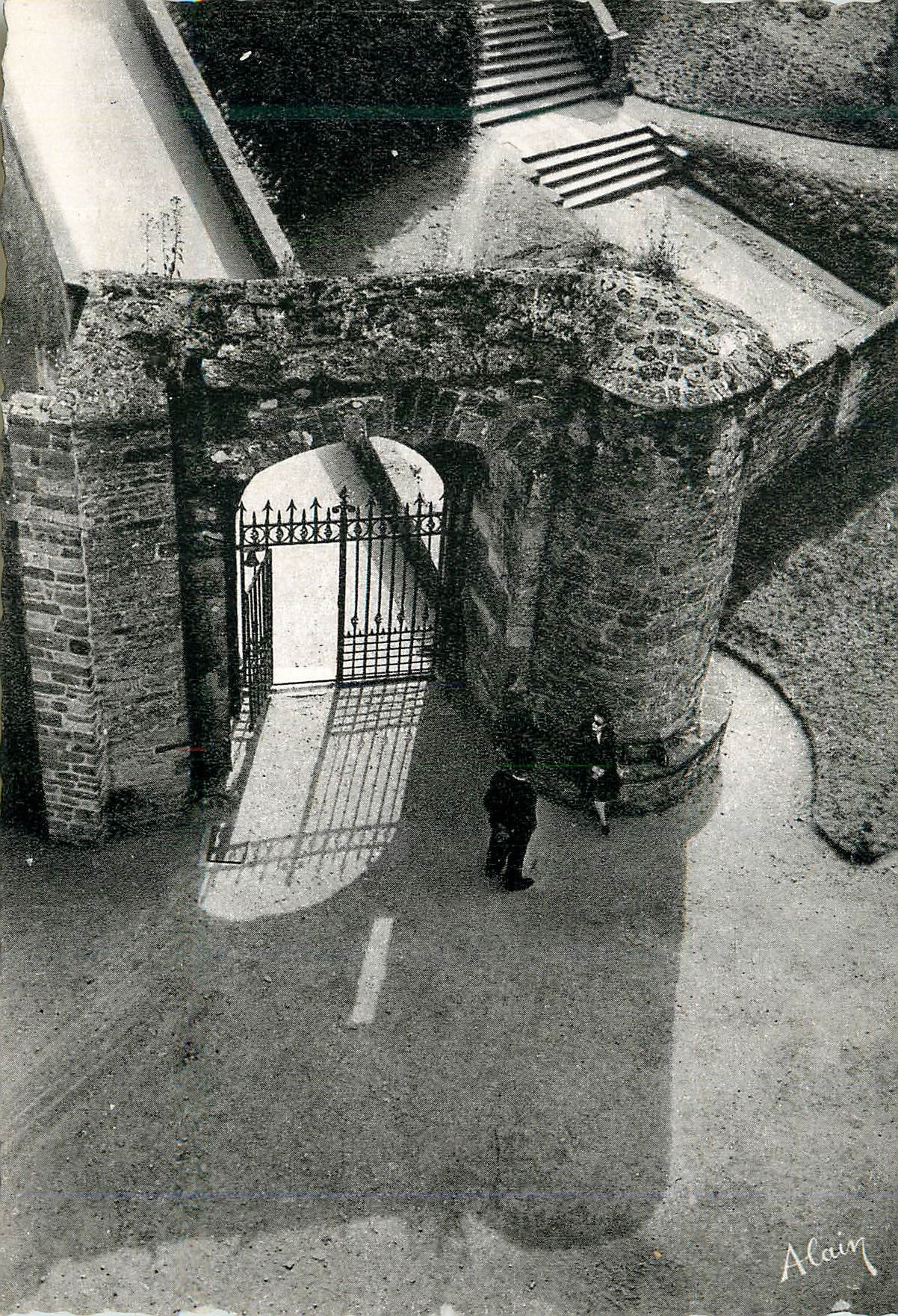 Dinan (C.-du-N.) — Entrée du Château de la Duchesse Anne — Alain