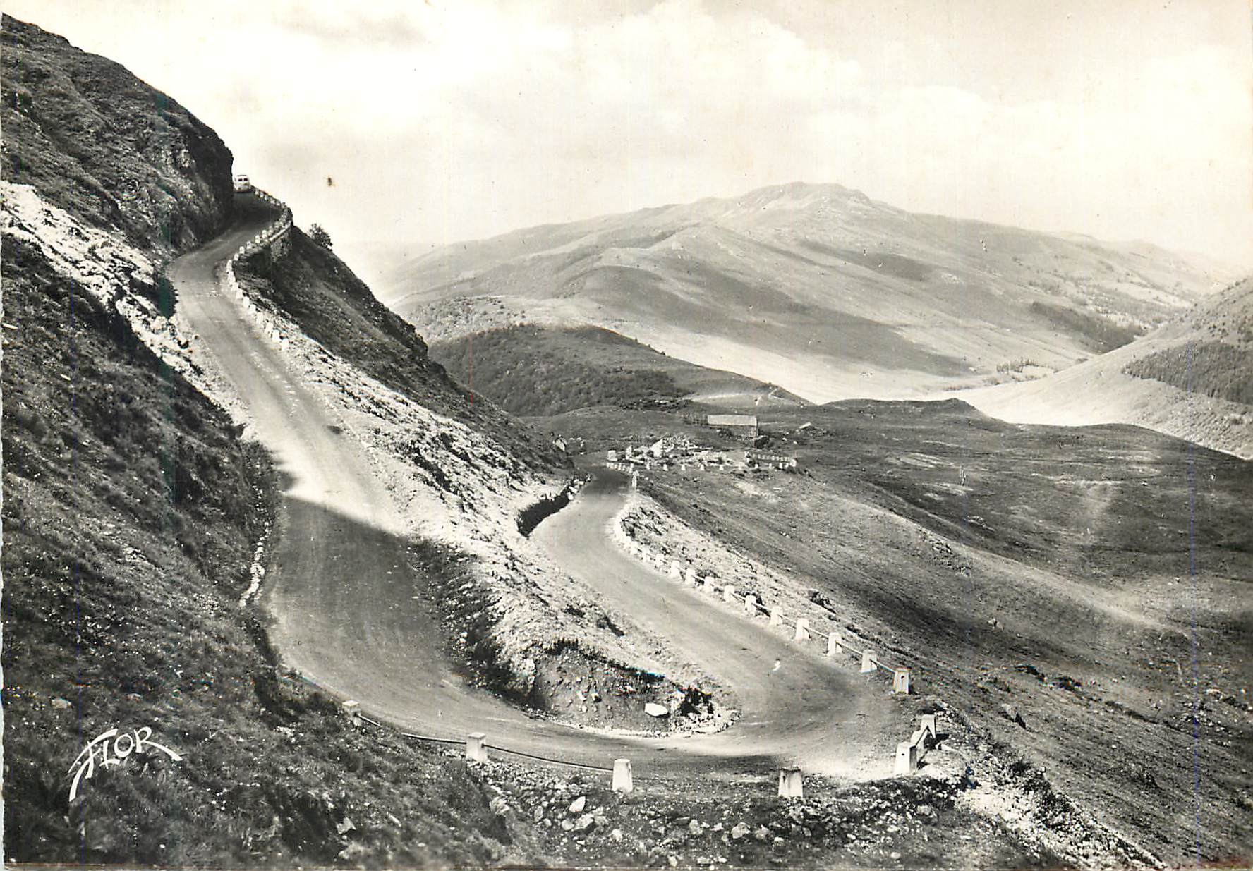 CPM Le Cantal Pittoresque le Grand Tournant sur la Route de Mary