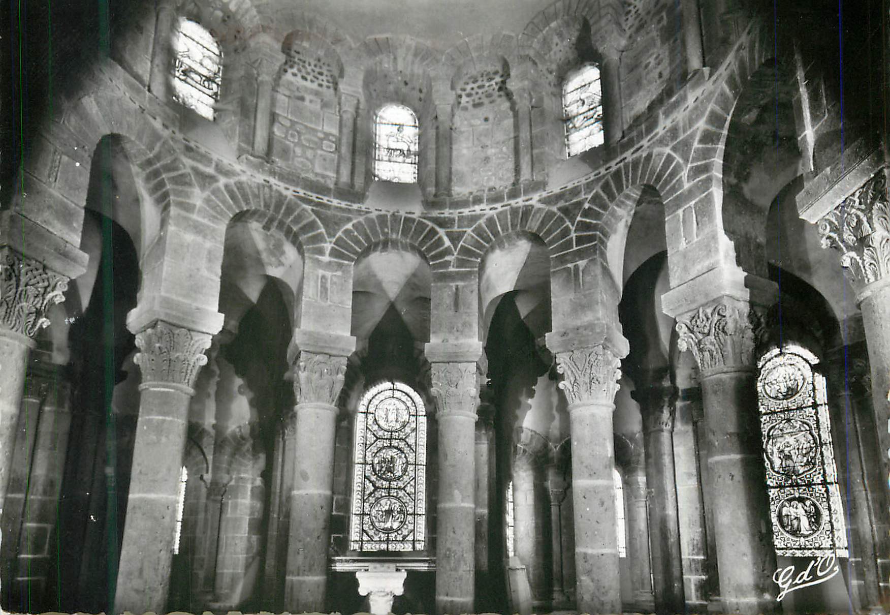 CPM L'Auvergne Basilique de N D d'Orcival Style Roman Auvergna des XIe et XIIe S) Le Choeur et ses Chapiteaux