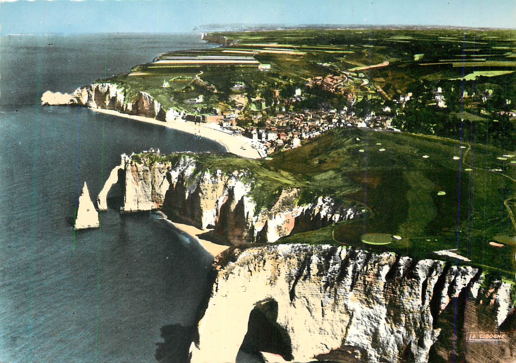 CPM En Avion sur Etretat (Seine Maritime)