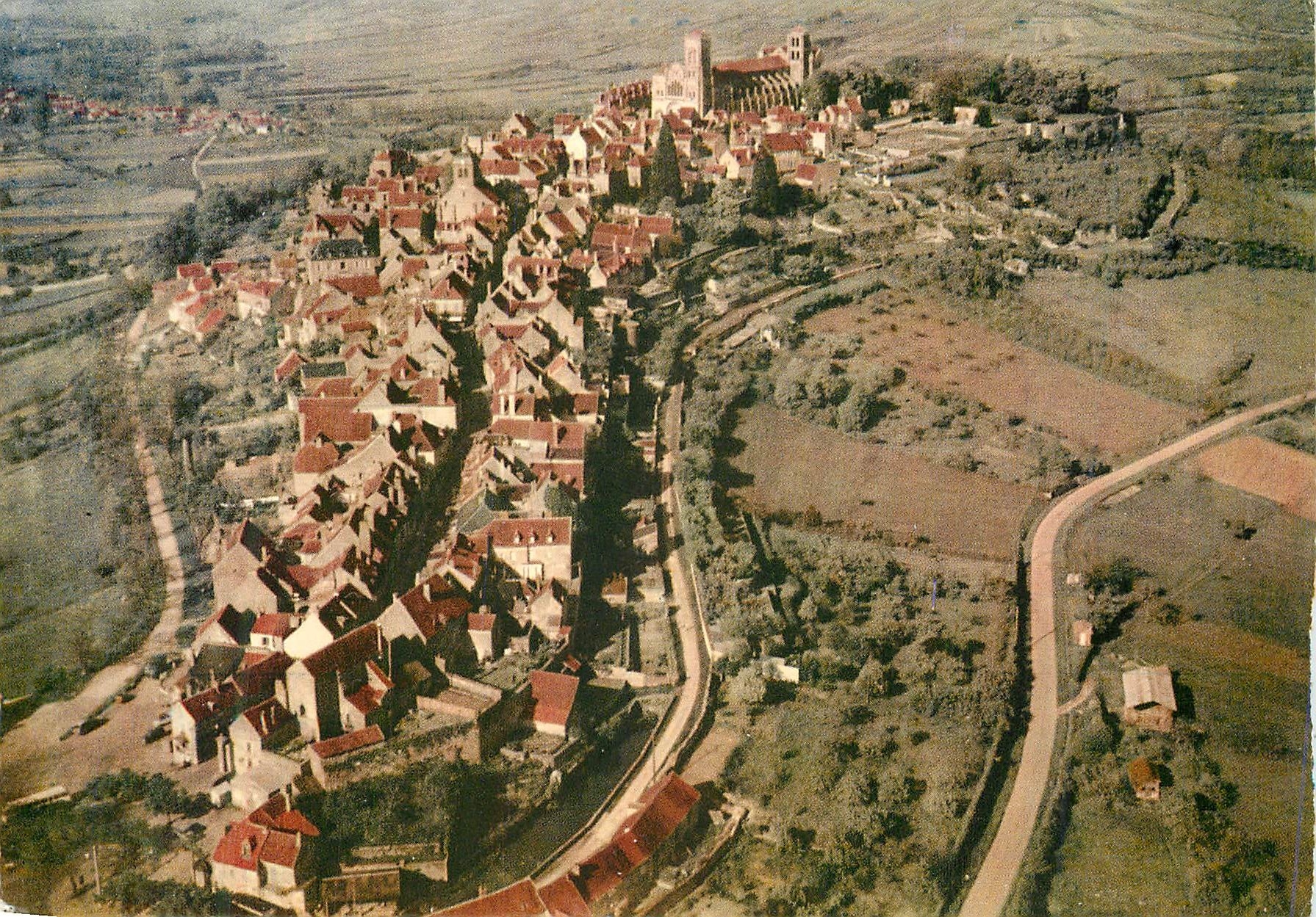 Vézelay (Yonne) — Vue d'ensemble de la ville et de la basilique (XIIe s.) — Magasin Imp. Combier