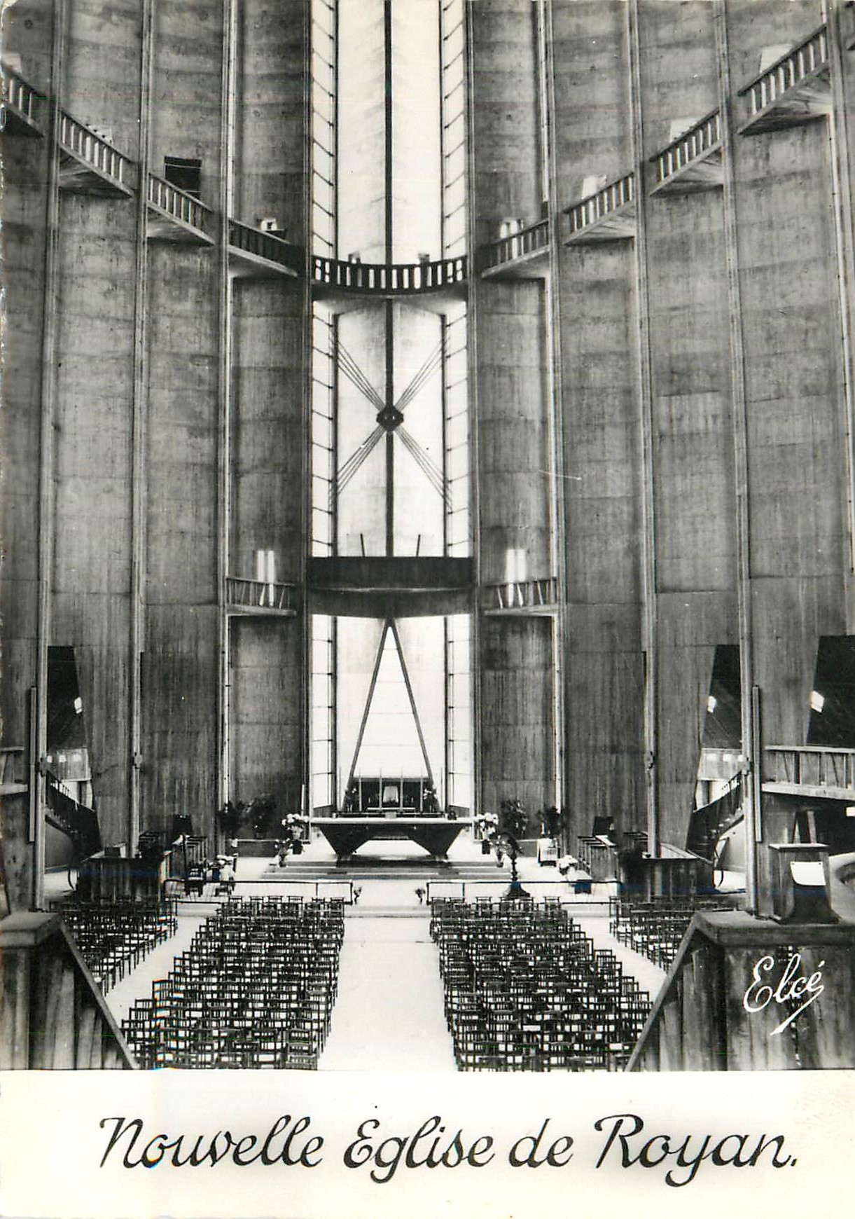 CPM Nouvelle Eglise de Royan L'Interieur