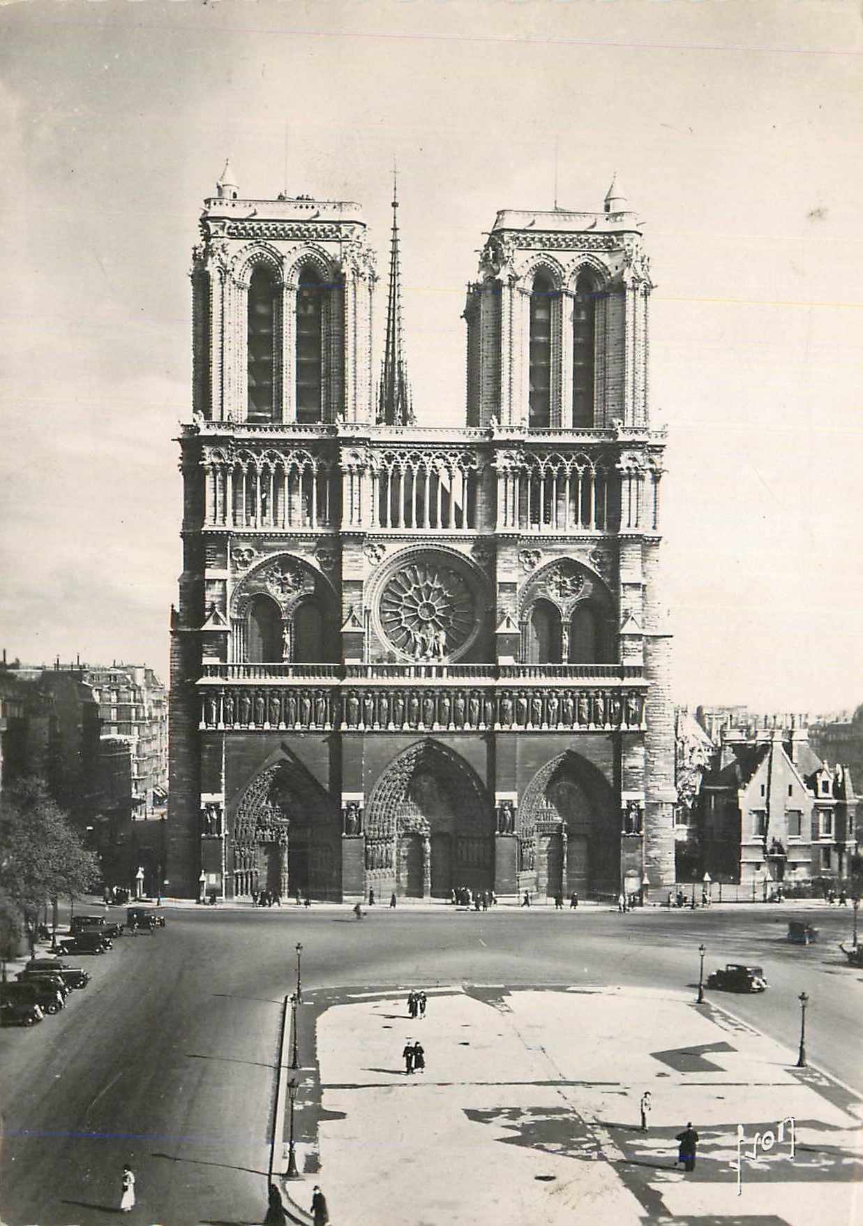 CPM Paris en Flanant Notre Dame et Place du Parvis