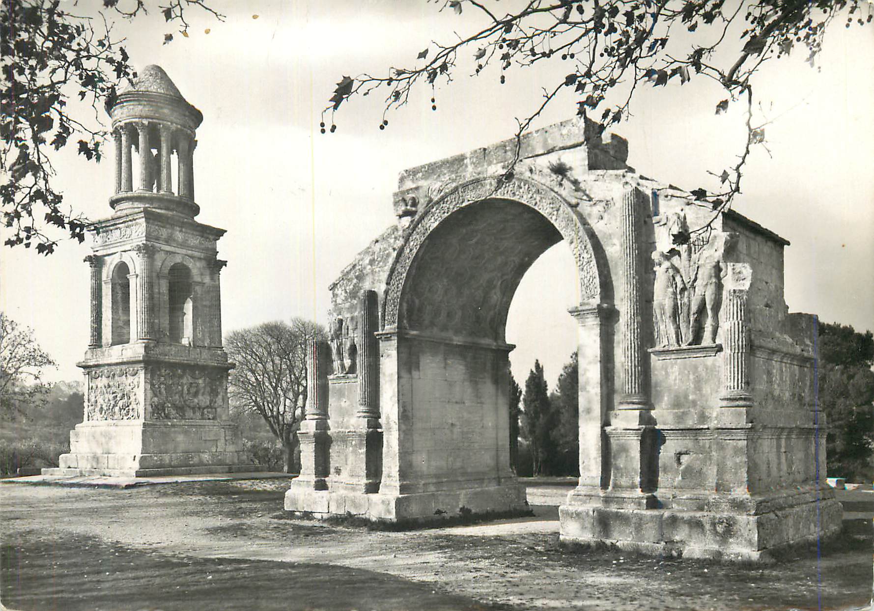 CPM Saint Remy de Provence Les Antiques La Provence Pittoresque Porte Municipale des  Ruines de Glanum