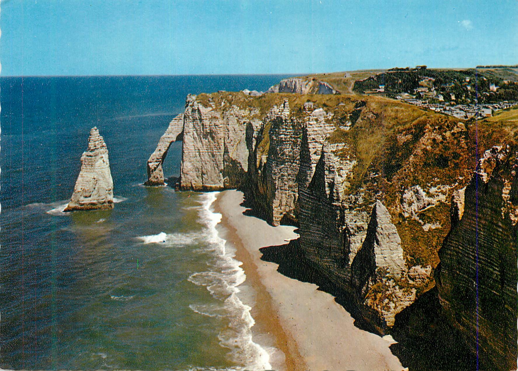 CPM Etretat (Seine Maritime) Normandie L'Aiguille La Falaise et la Porte d'Aval