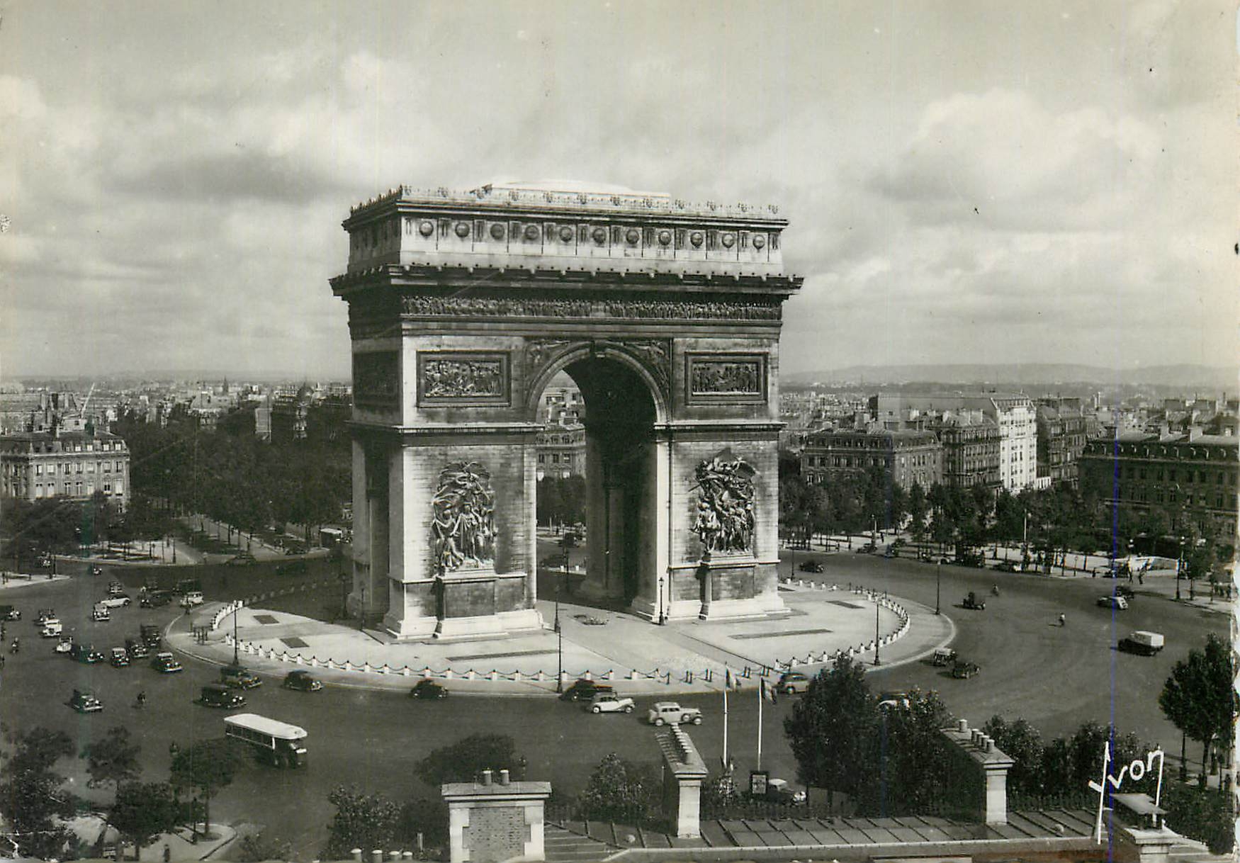 CPM Paris en Flanant L'Arc de Triomphe et Place de l'Etoile