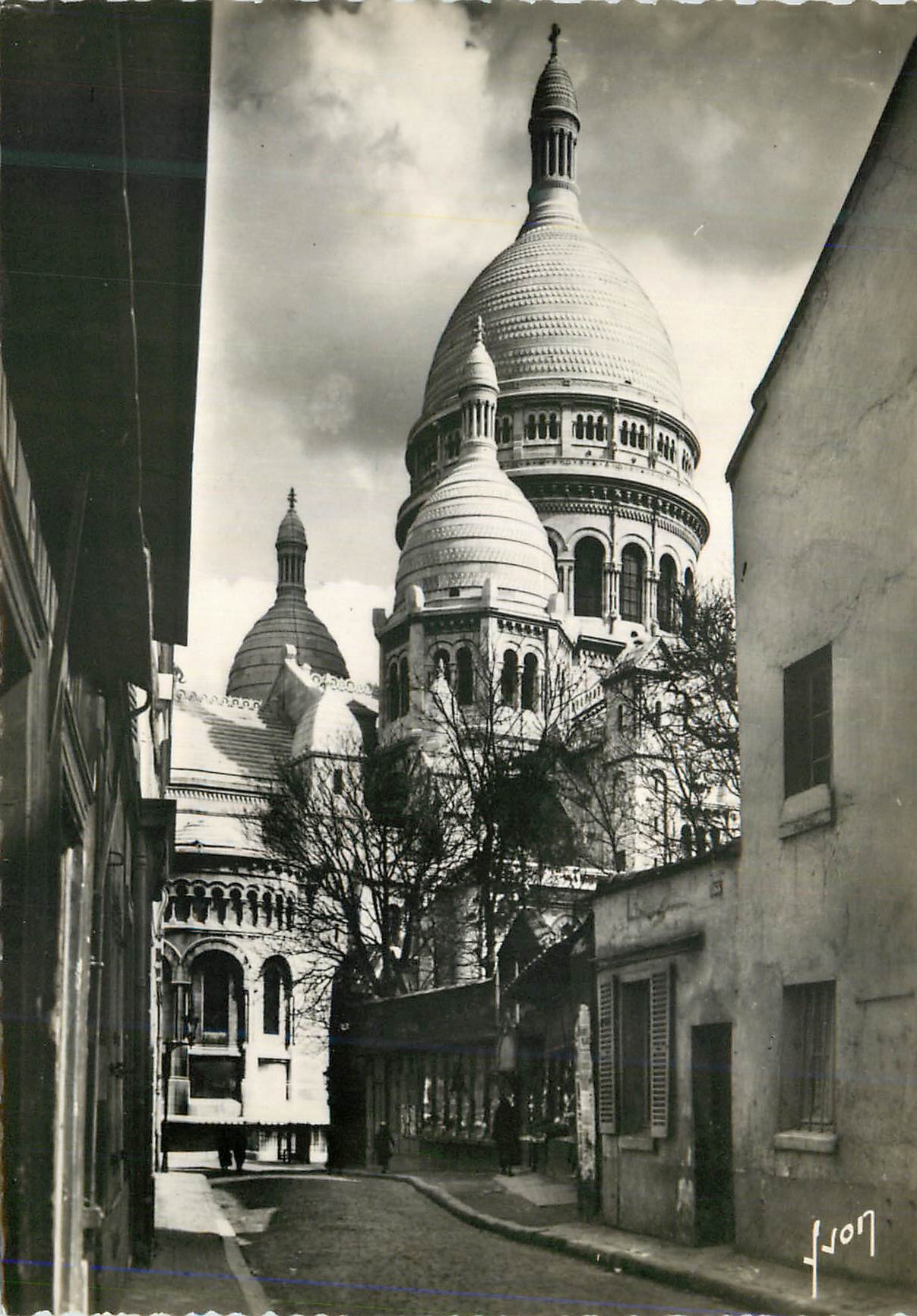 CPM Paris en Flanant Le Sacre Coeur Vu de la Rue du Chevalier de la Barre