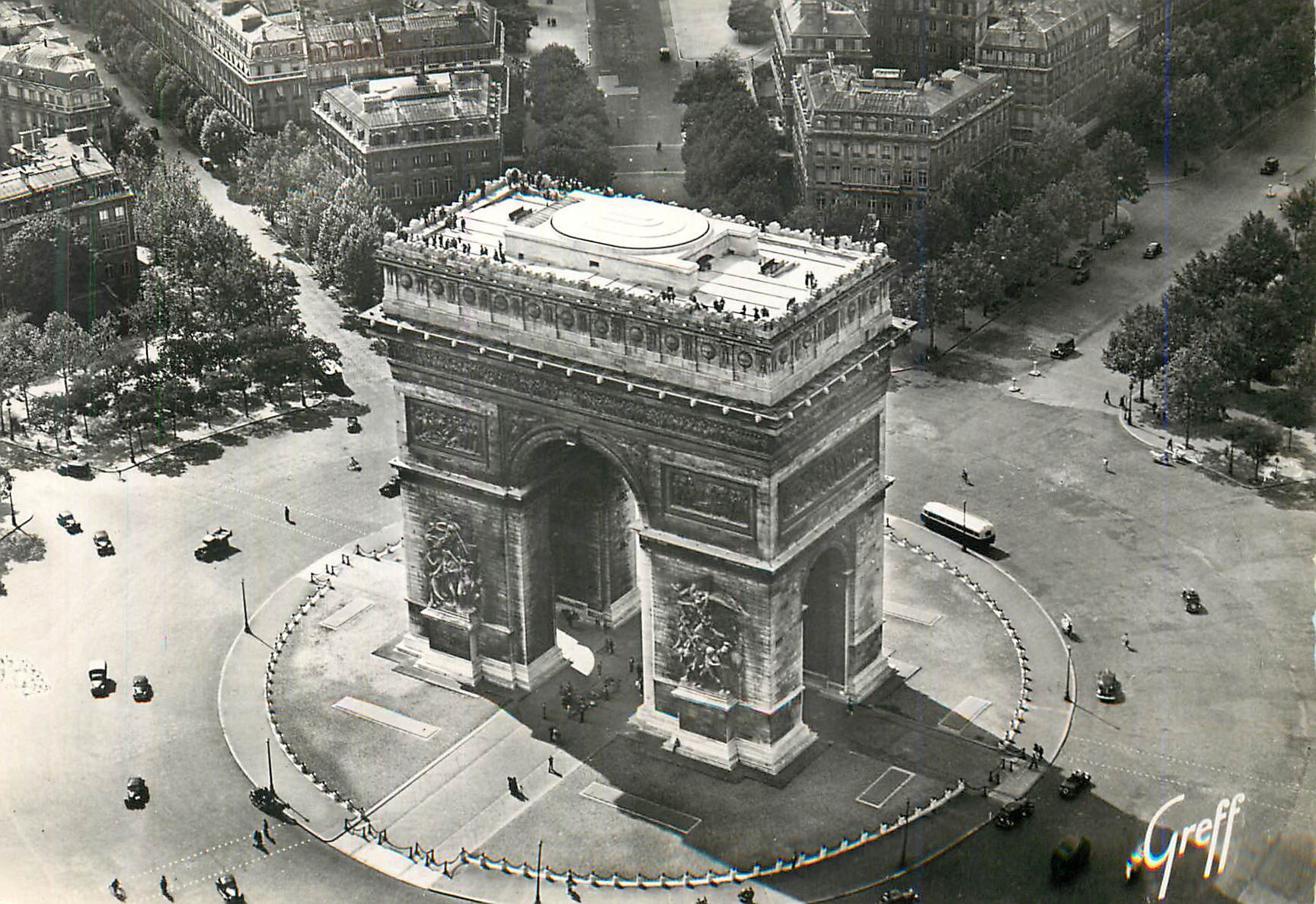 CPM Paris L'Arc de Triomphe de l'Etoile Vue Aerienne