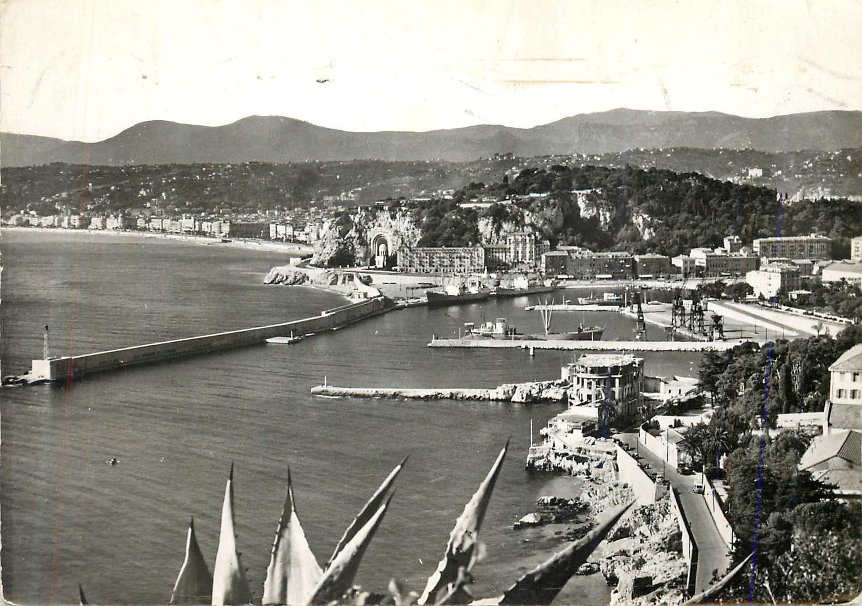 CPM Nice (A M) Entree du Port et le Chateau
