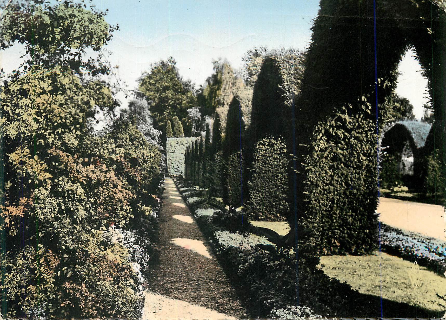 CPM Bourges (Cher) Le Jardin des Pres Fichaux