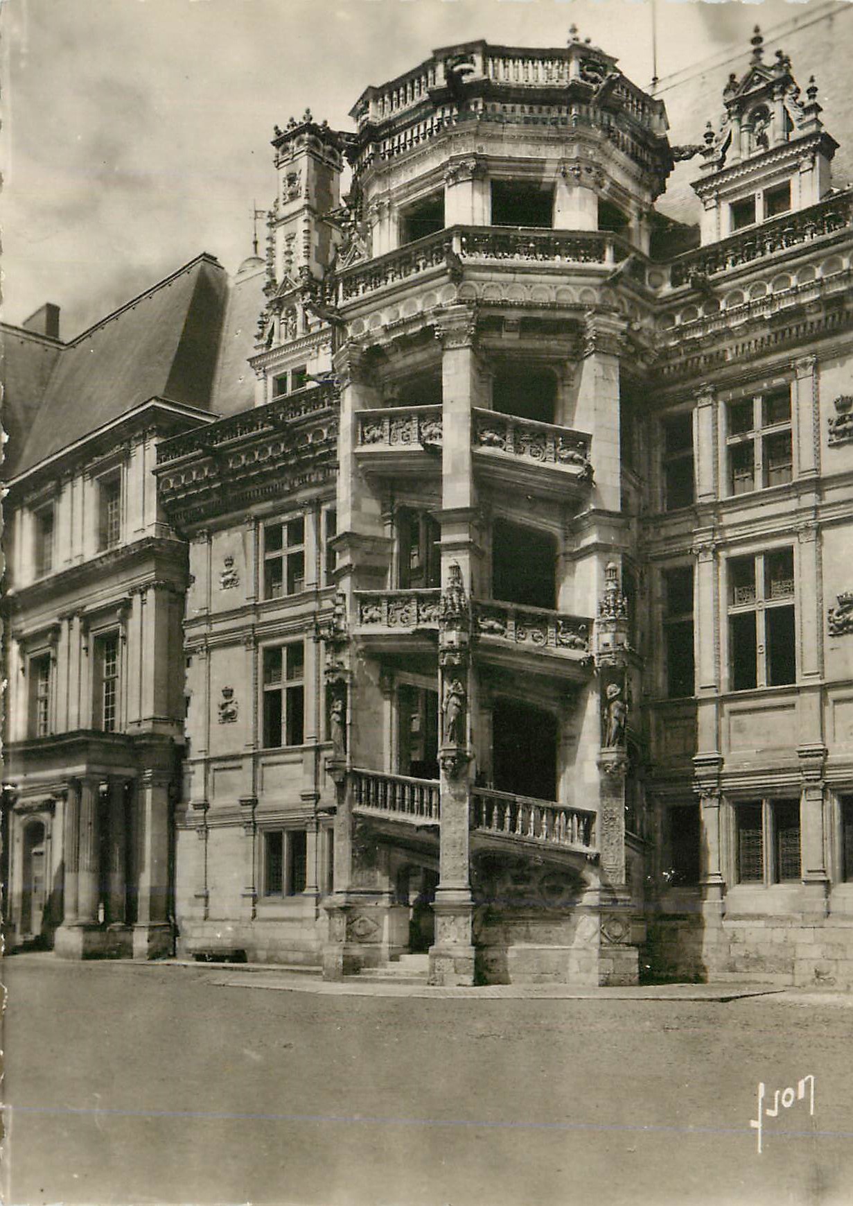 CPM Blois (Loir et Cher) Cour Interieure du Chateau Escalier Froncois Ier