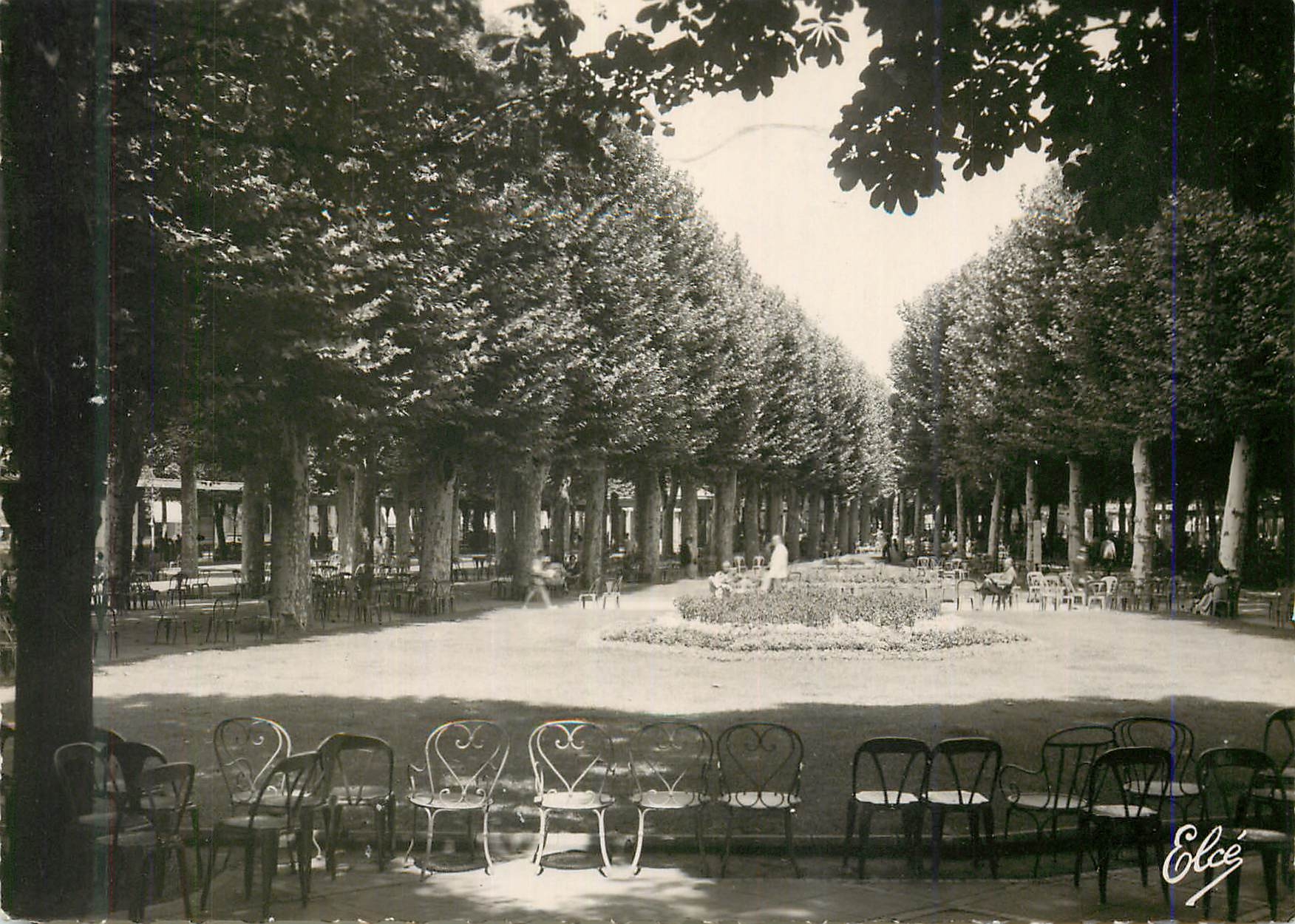 CPM Vichy (Allier) Les Allees Ombragees dans le Parc des Sources
