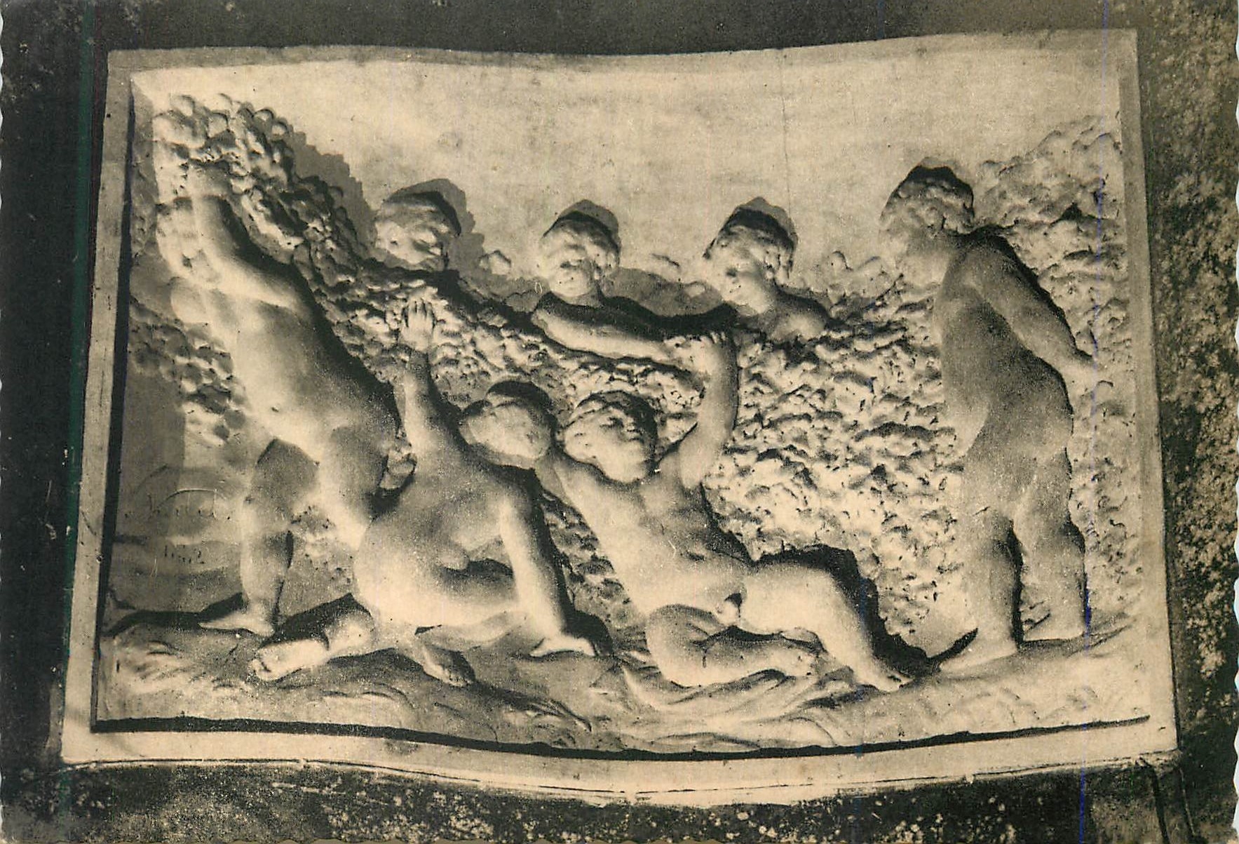 Jeunes maraudeurs — Bas-relief sculpté dans la craie — Champagne Pommery & Greno - Reims