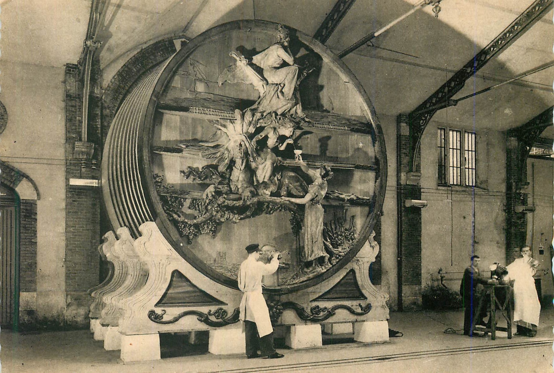 Großer Foudre von 750 Hektolitern — von Gallé geschnitzt — Champagne Pommery & Greno - Reims