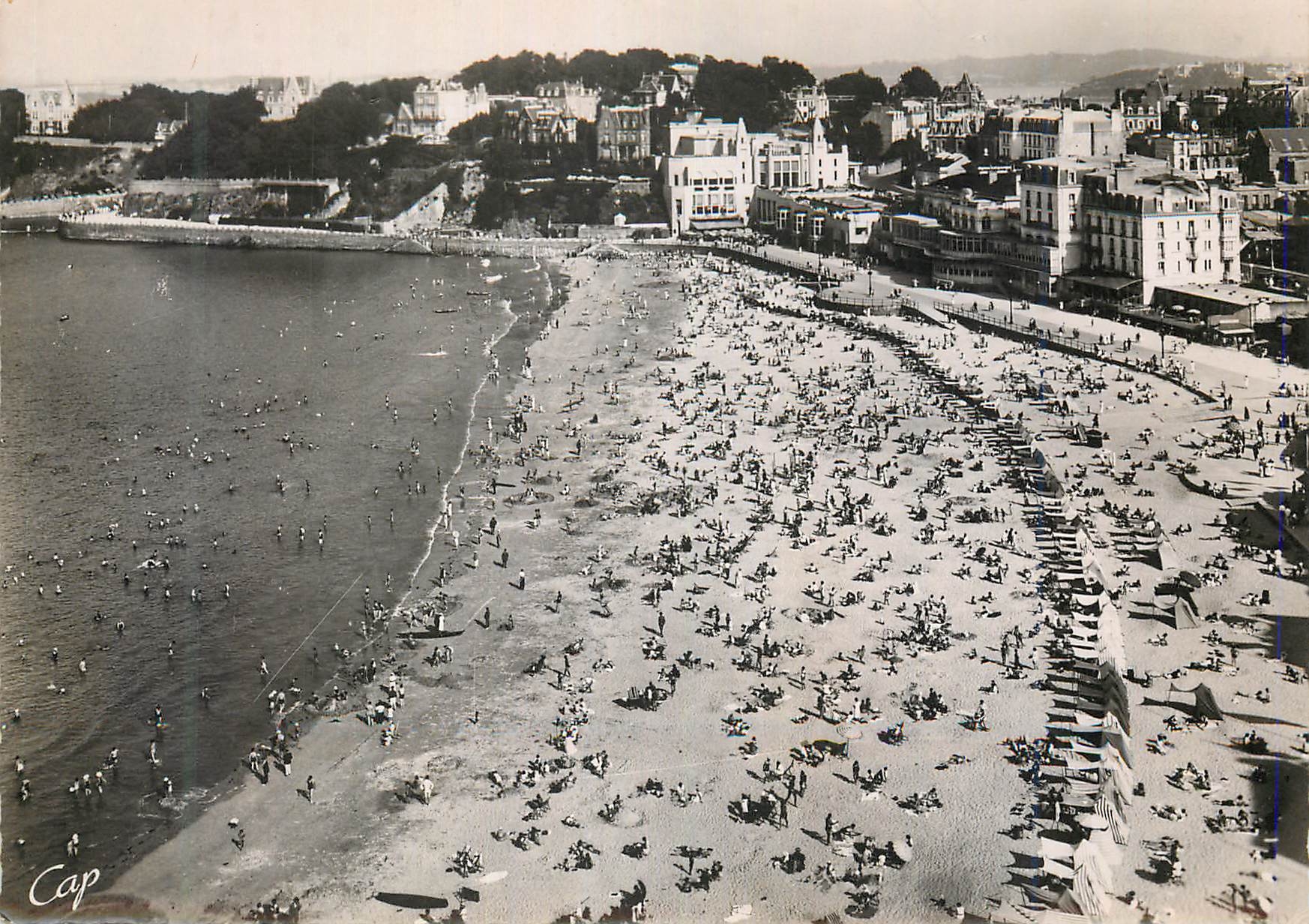 CPM Dinard La Plage a l'Heure du Bain Vue prise du Crystal Hotel