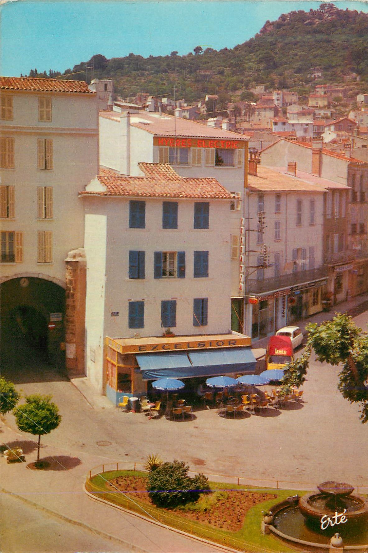 Hyères-les-Palmiers — Un coin de la Place de la Rade — Éditions 'Arts Graphiques'