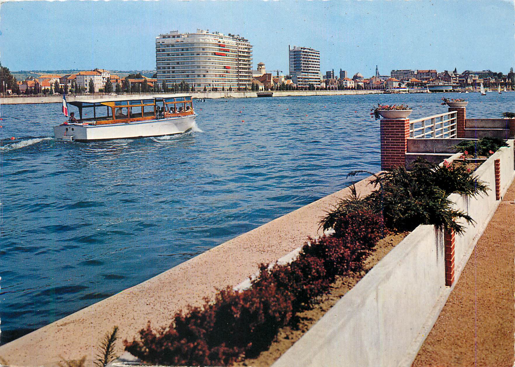 CPA Vichy (Allier) Lac d'Allier Bassin Nautique Passage du Moineau
