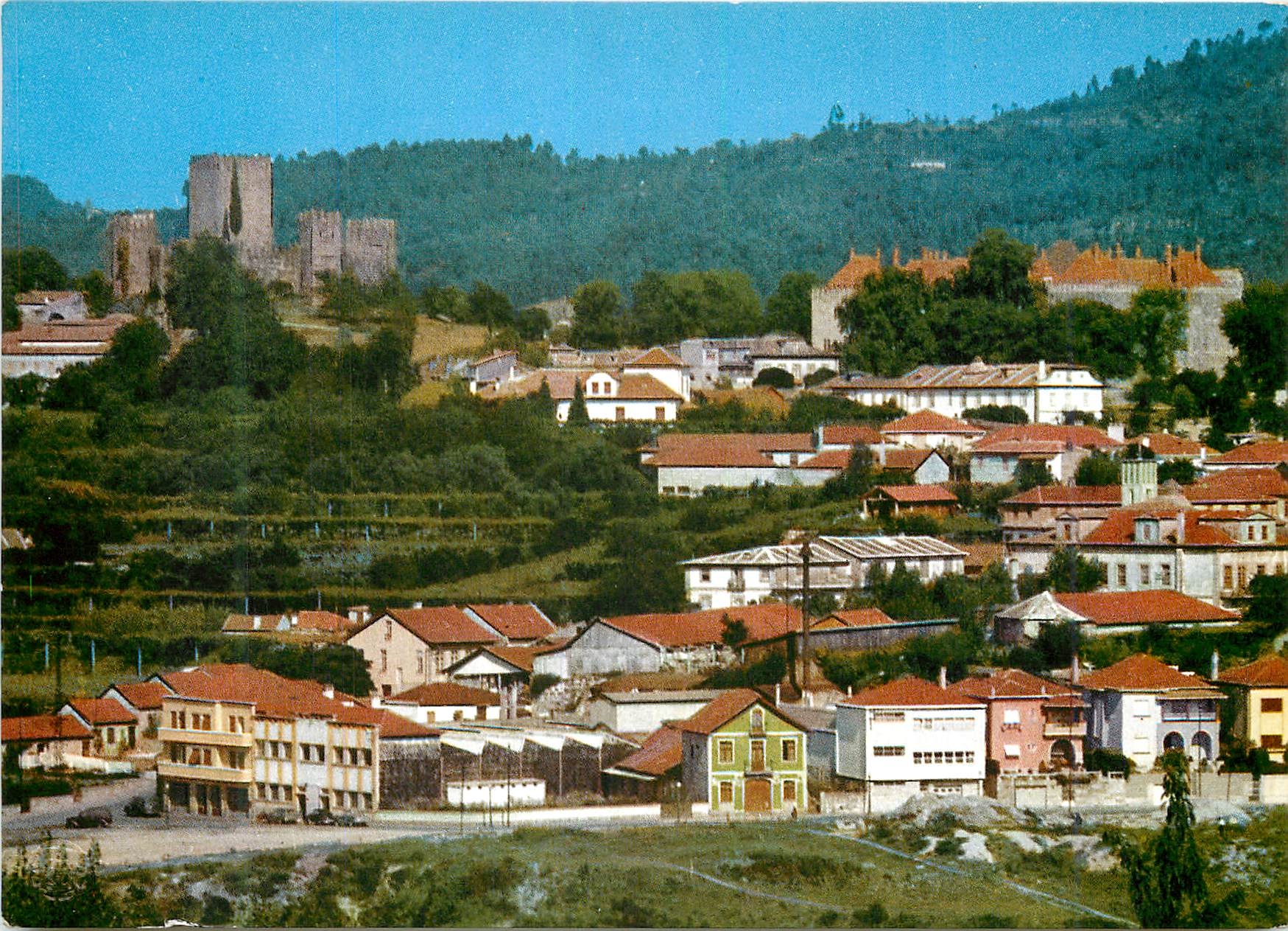 CPM Guimaraes (Portugal) Le Chateau et Vue Partielle