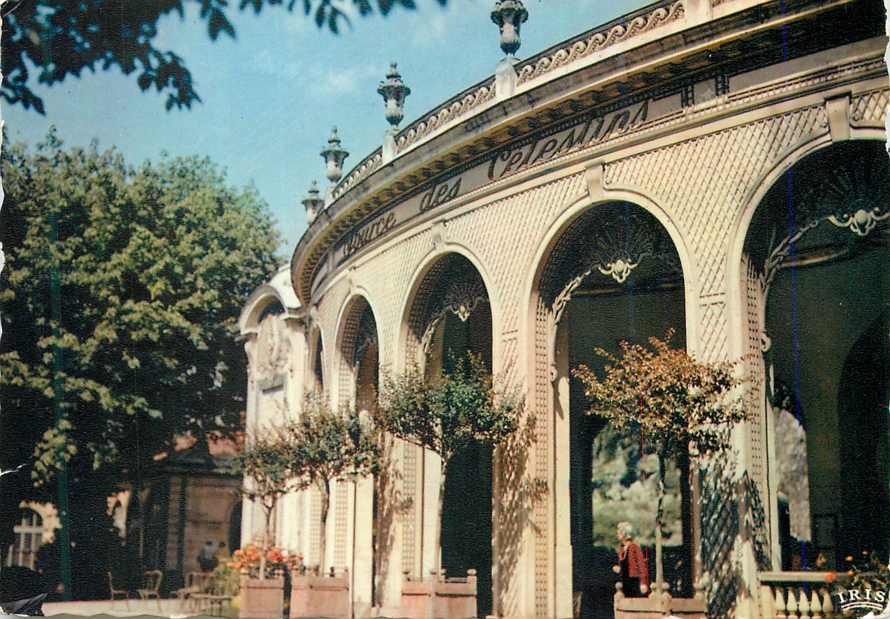 CPM Vichy (Allier) Reine des Villes d'Eaux Source des Celestins