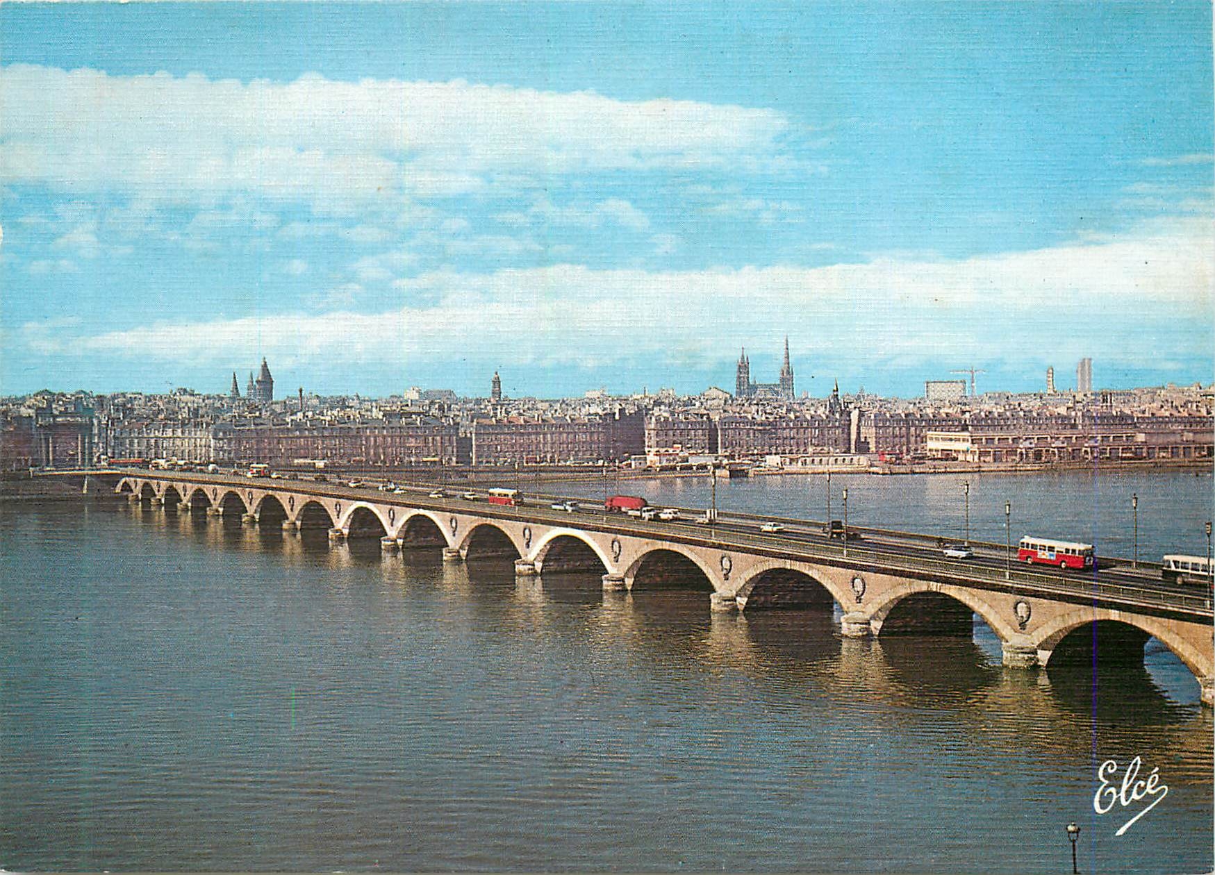 CPM Bordeaux (Gironde) Le Pont de Pierre Au Fond Les Quais