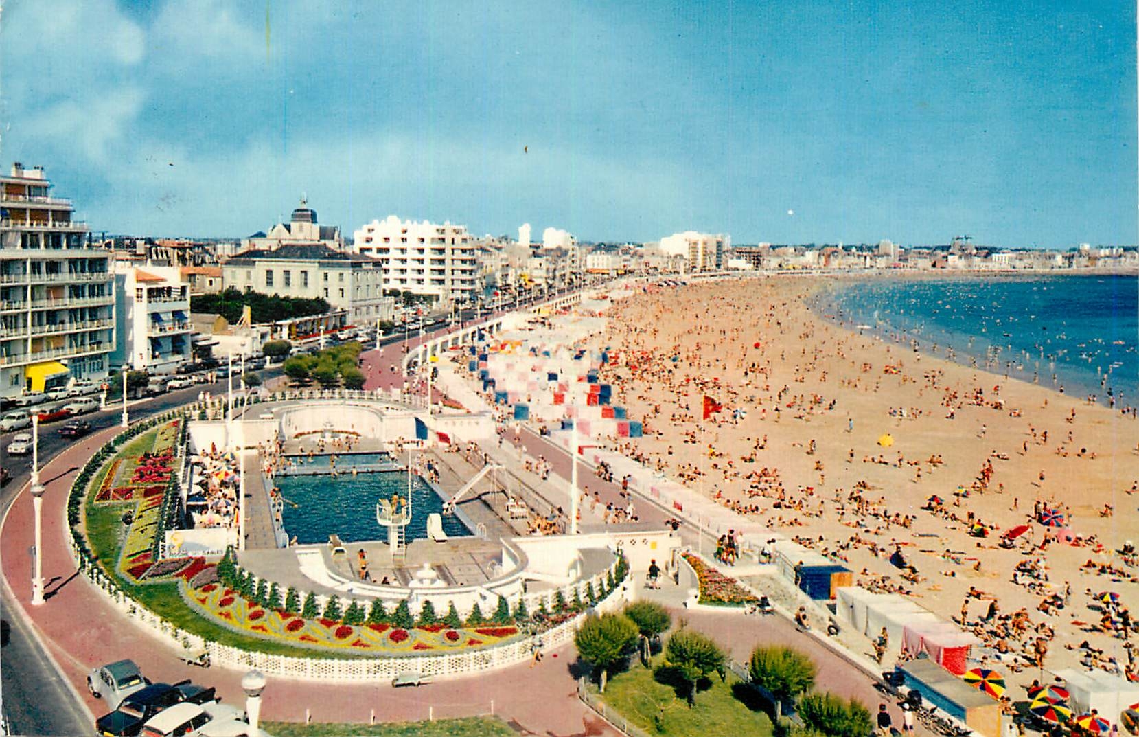 CPM Les Sables d'Olonne (Vendee) La Piscine et la Plage