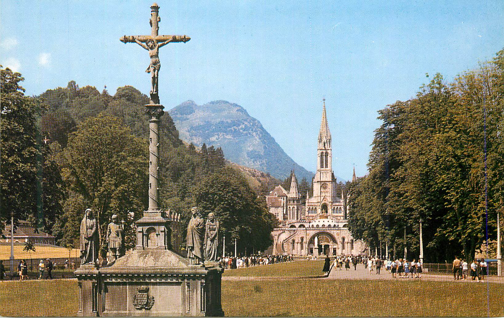 CPM Lourdes (Hautes Pyrenees) Le Calvaire Breton et la Basilique