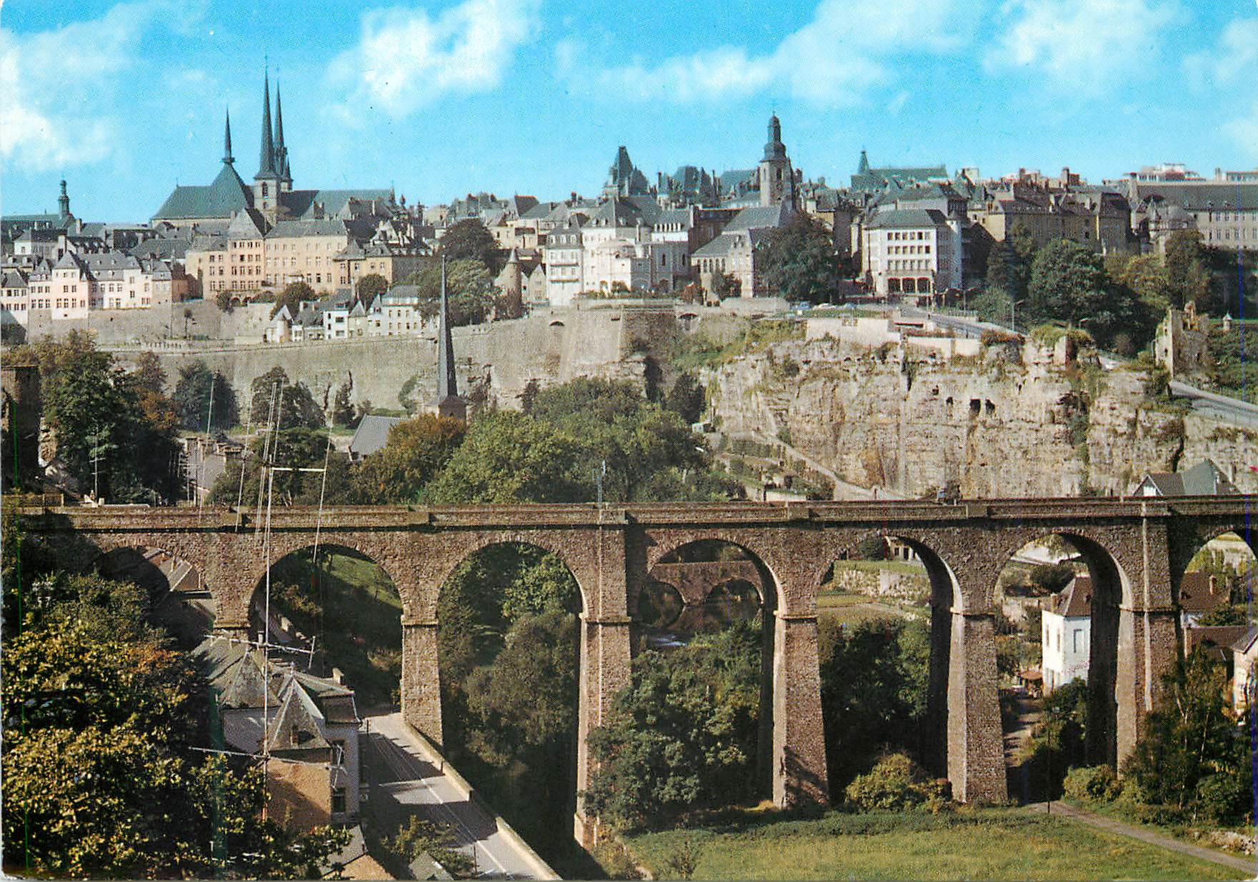 CPM Luxembourg Vue Generale avec le Rocher du Bock