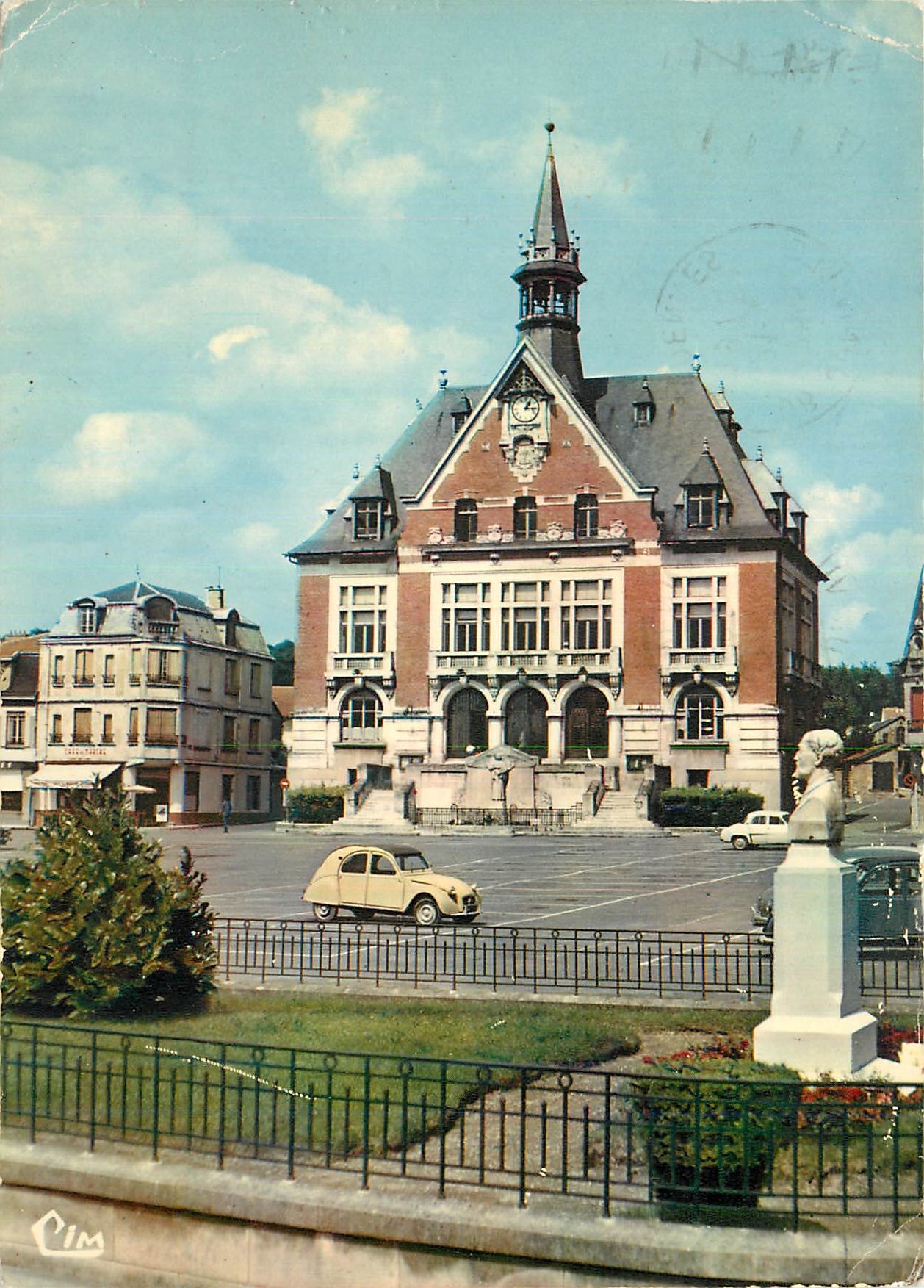 CPM Vouziers (Ardennes) L'Hotel de Ville