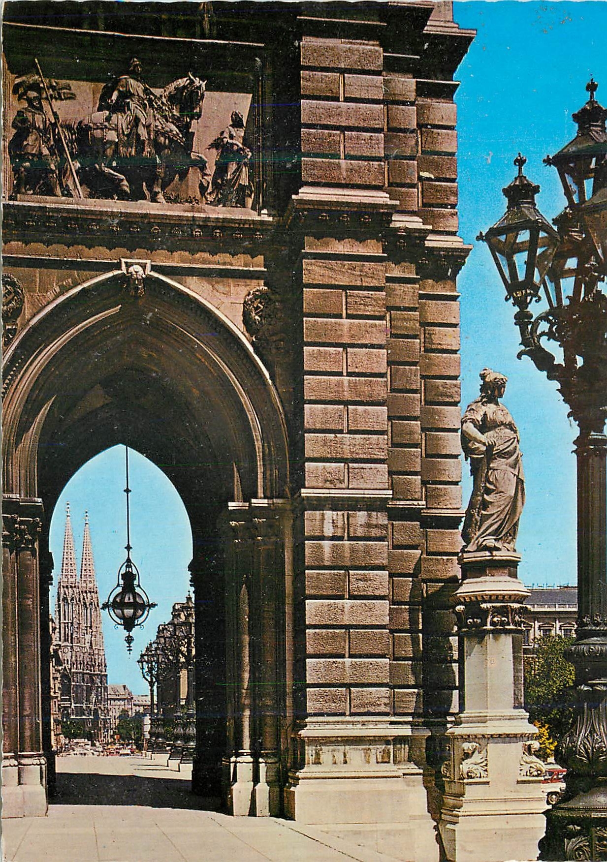 CPM Vienne Hotel de Ville Vue sur l'Eglise Votive