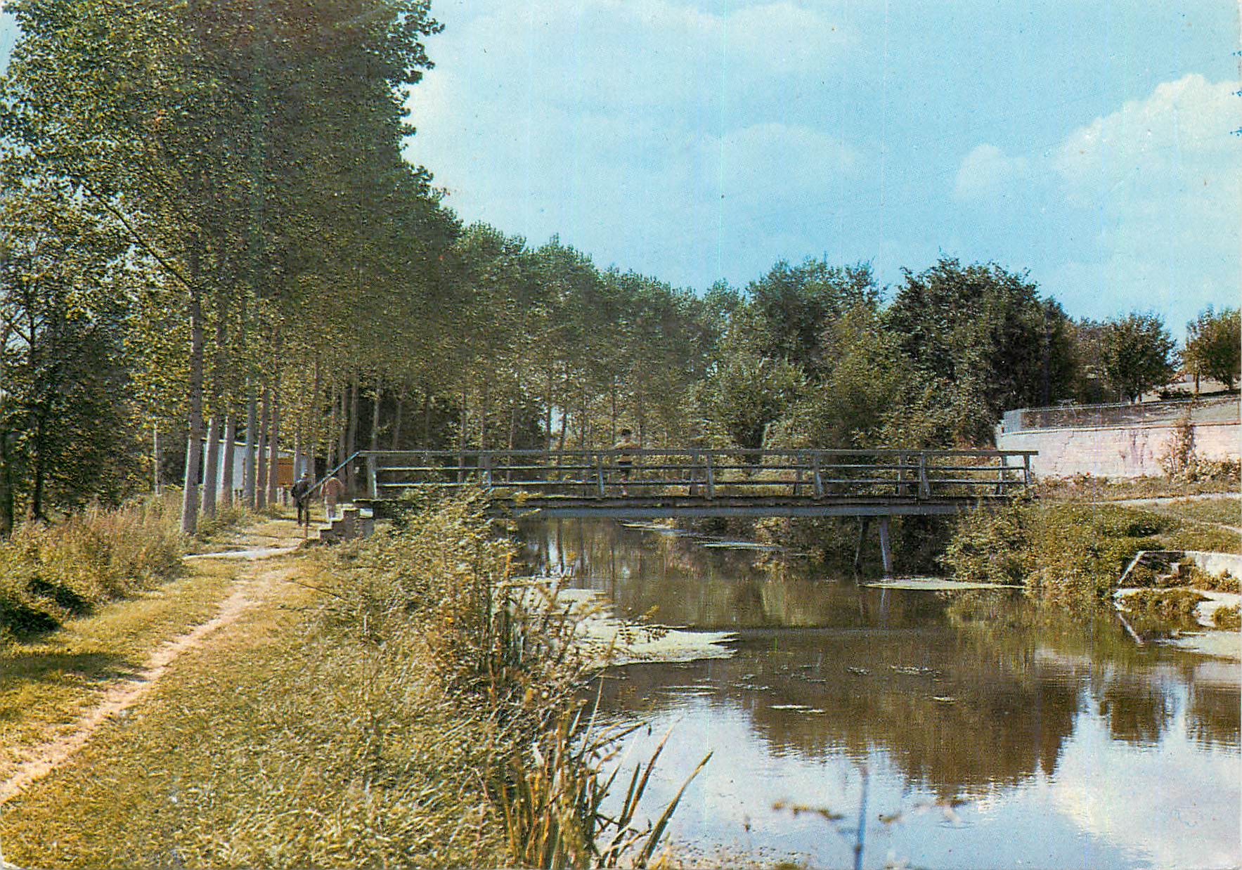 CPM Chartres sur Mer vue sur le Canal du Berry