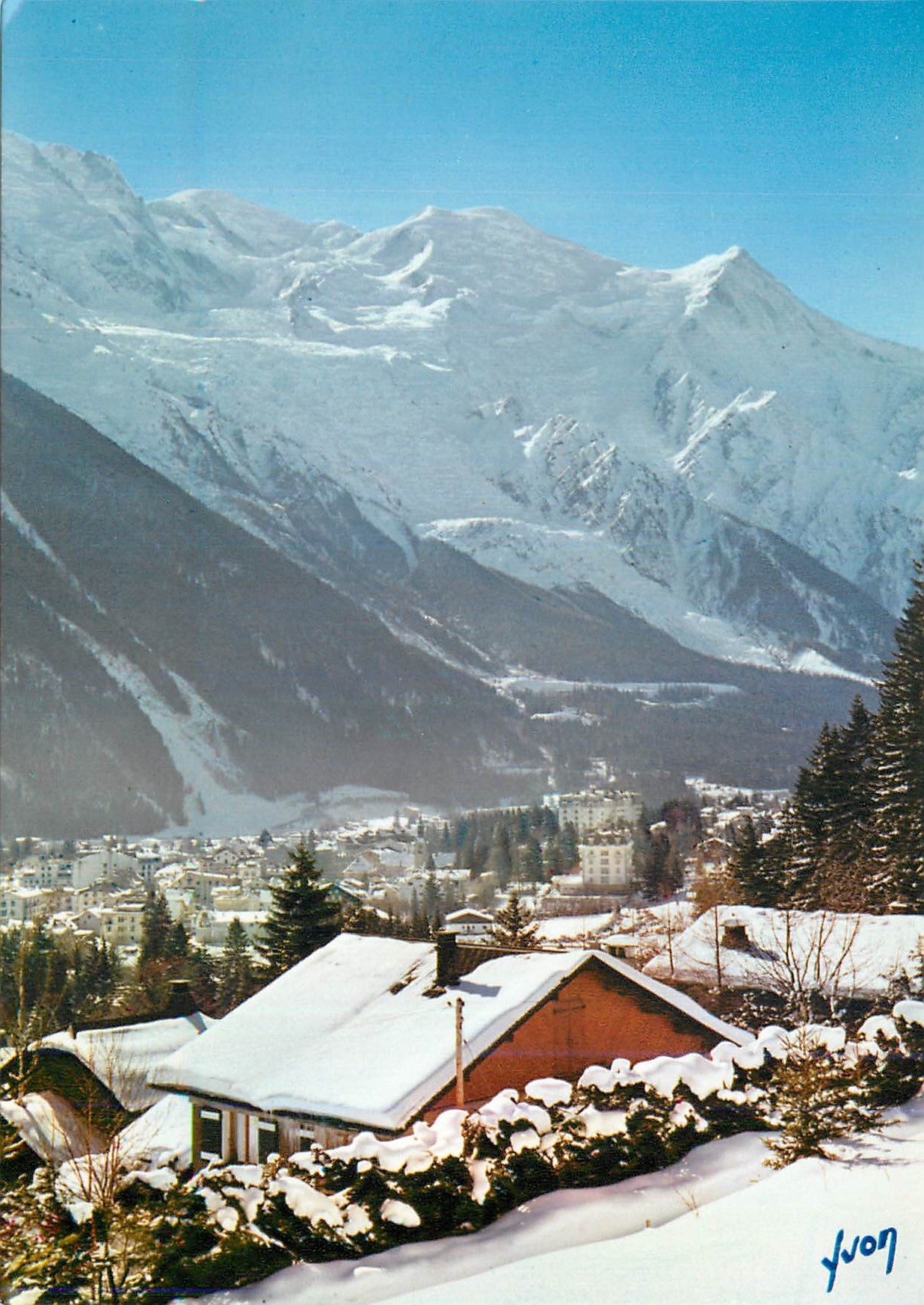 CPM Chamonix Mont Blanc (Haute Savoie) Couleurs et Lumiere de France vue Generale en Hiver avec au Fond Mont Blanc