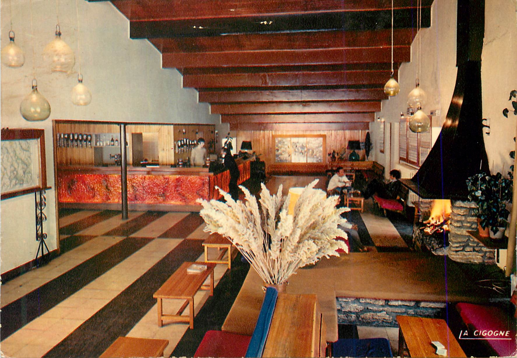 Intérieur du bar La Cigogne — Club Méditerranée, Monetier-les-Bains — Éditions La Cigogne