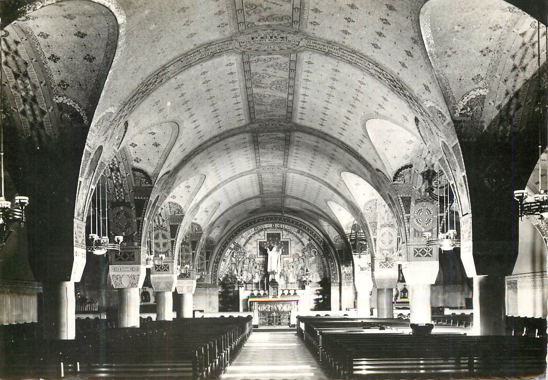 CPM la Basilique de Lisieux la Crypte vue Generale