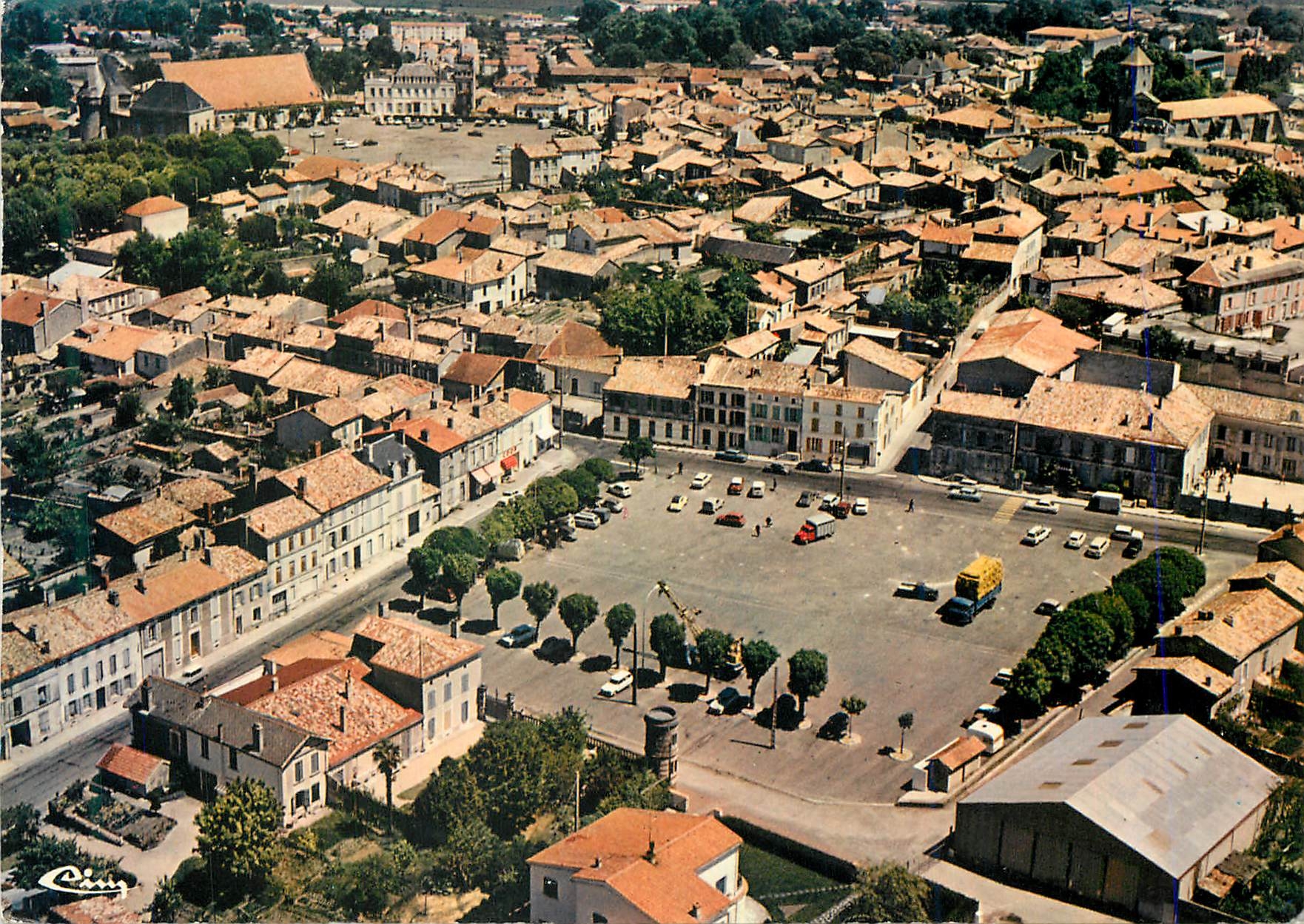 CPM Barbezieux (Charente) Vue Aerienne sur le Champ de Foire