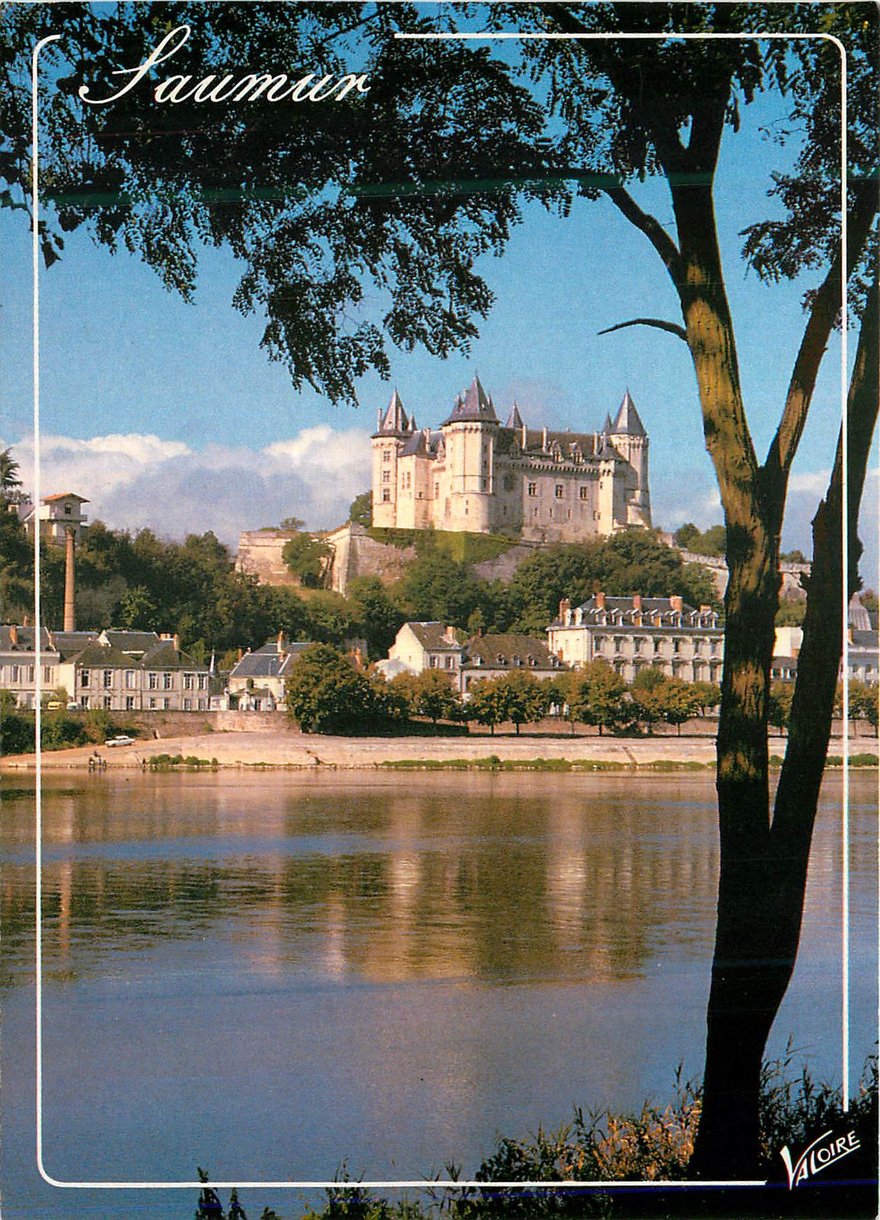 CPM Saumur (Maine et Loire) le Chateau (XIVe XVIe siecle) au Premier Plan la Loire 