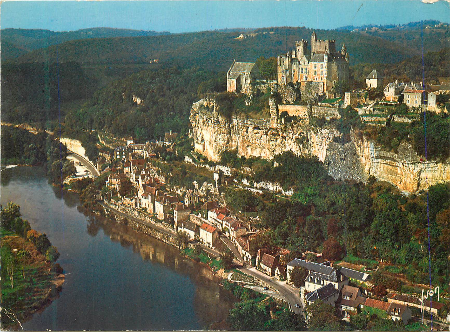 Beynac-et-Cazenac — Château sur falaise et village au bord de la Dordogne — Éditions d'art Arcueil