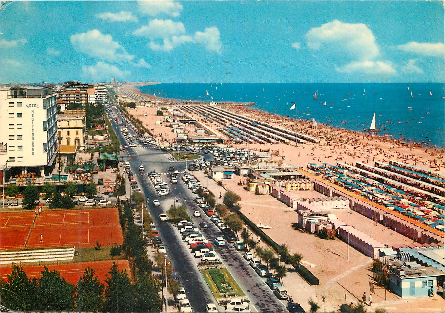 CPM Riviera Adriatica Riccione la Promenade au Bord de la Mer et la Plage Vue Panoramique Tennis