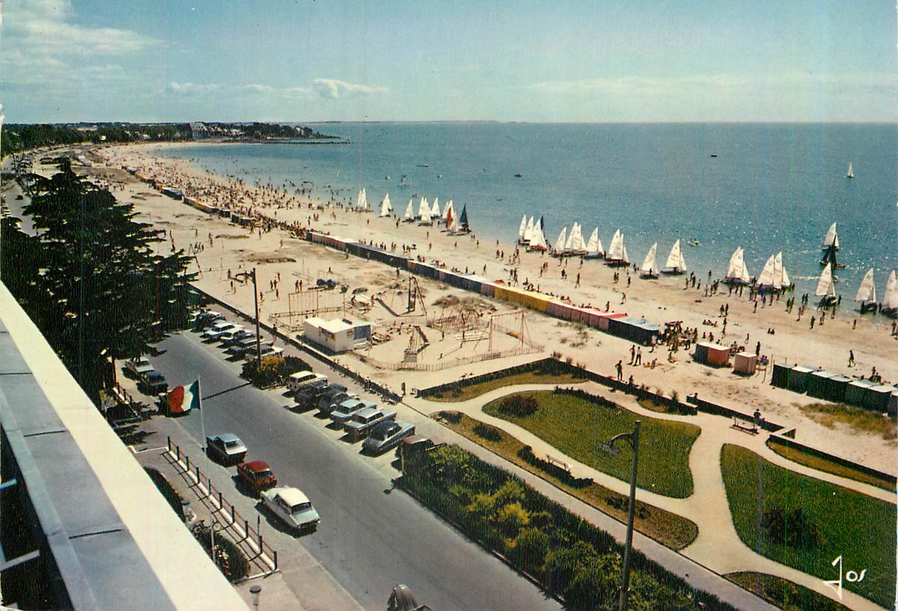 CPM Carnac (Morbihan) la Grande Plage et le Boulevard de Mer vue du Brittania la Bretagne en Couleurs