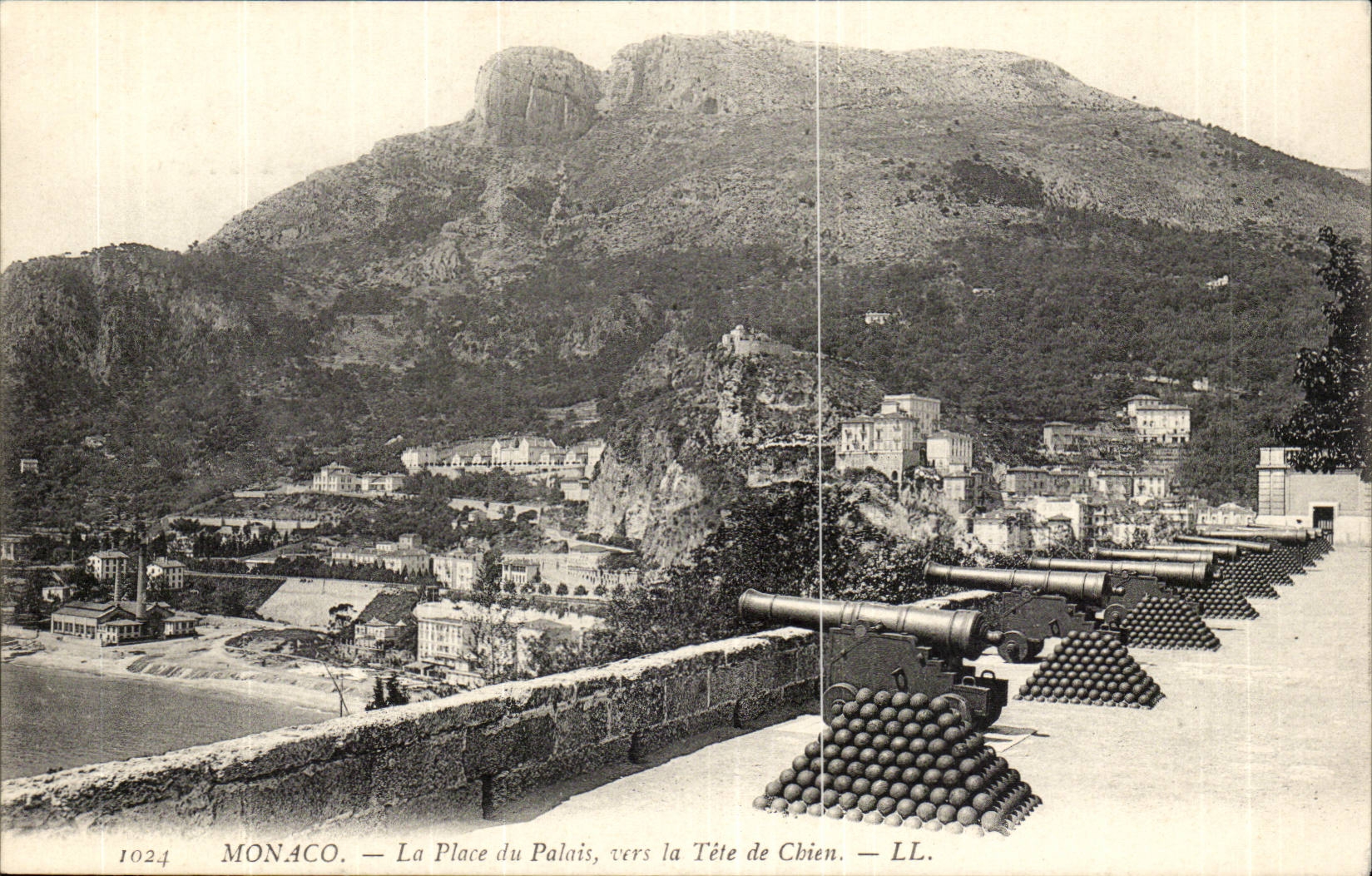 Monaco - Monte-Carlo - La Place du Palais vers la Tete de Chien - canon - CPA 