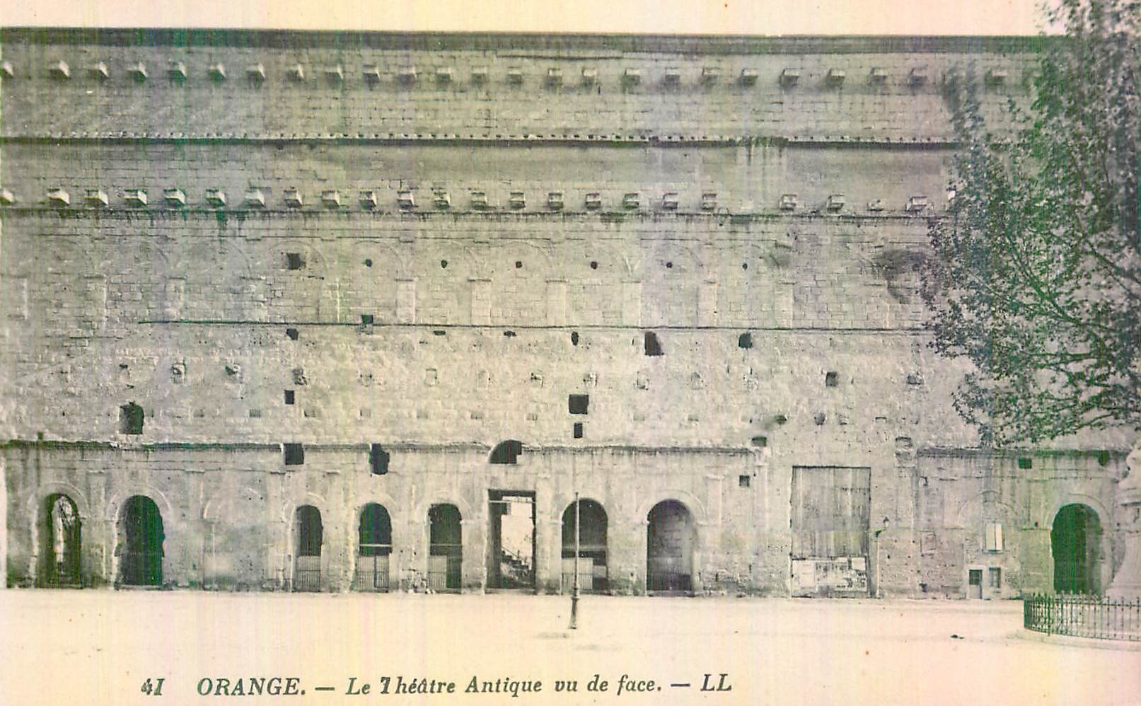 Orange — Le Théâtre Antique vu de face — LL