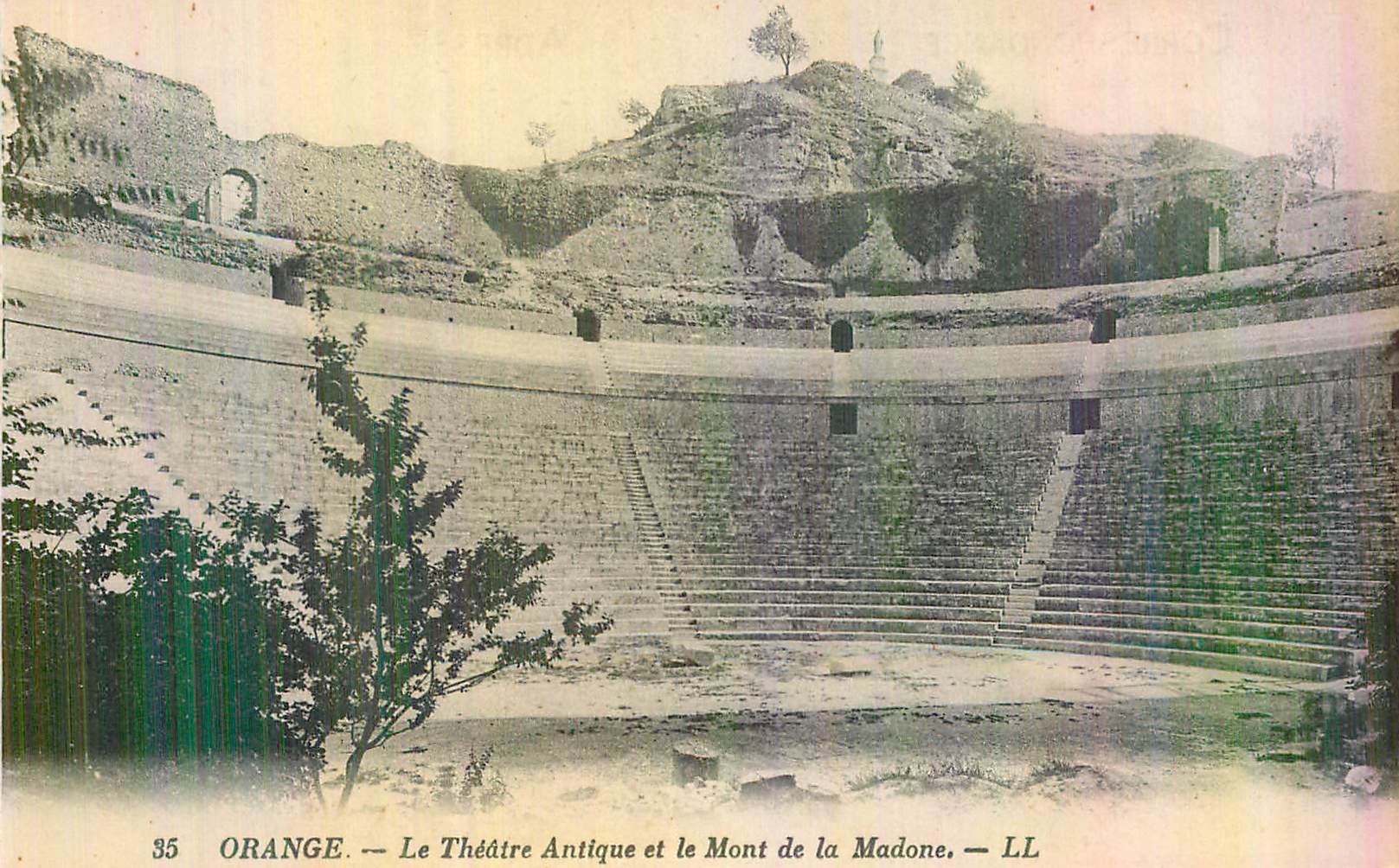 CPA Orange Le Theatre Antique et le Mont de la Madone